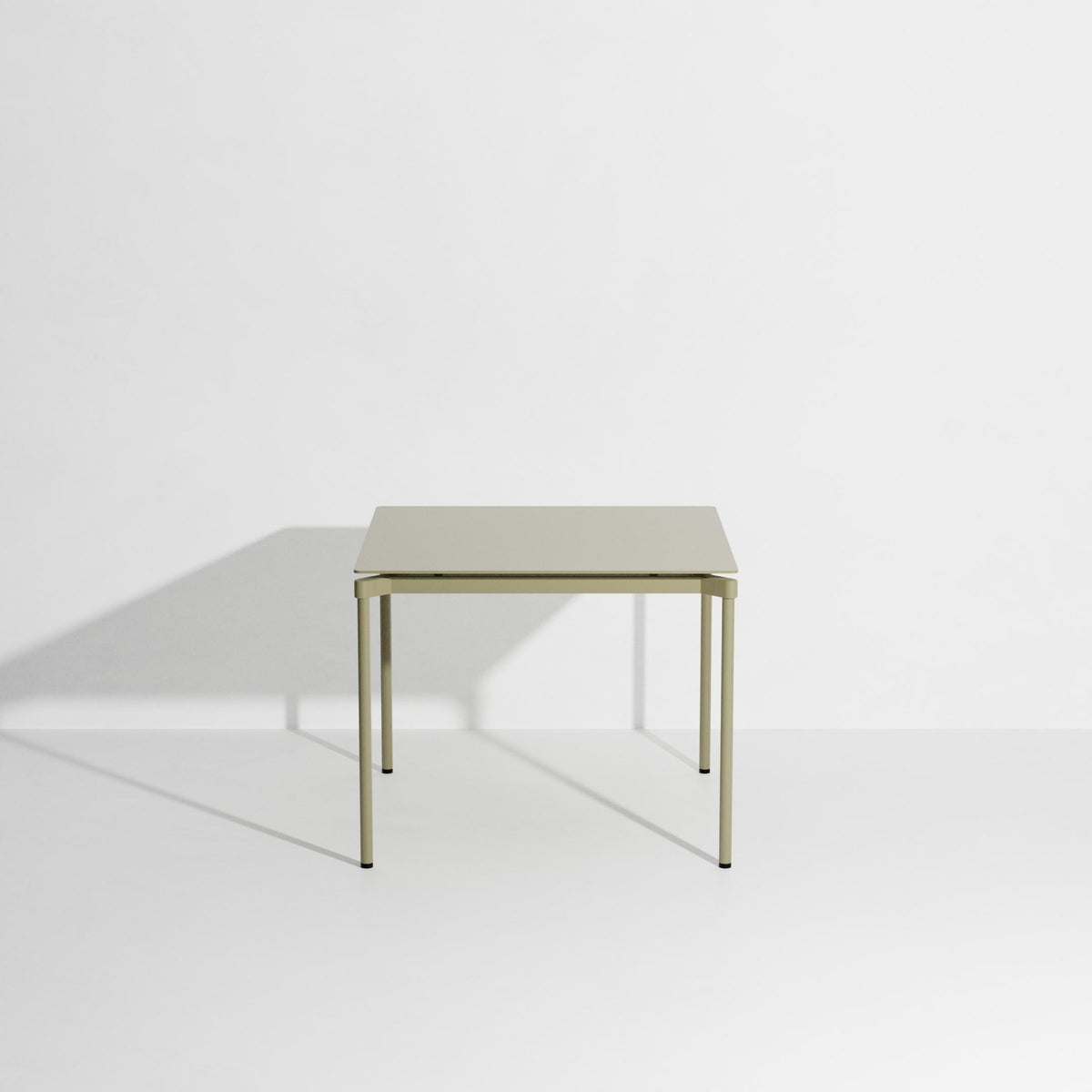 Quadratischer Gartentisch Fromme von Petite Friture aus mattiertem, grained Aluminium mit anti-UV-Pulverbeschichtung in Coral, 70x70cm, Höhe 73cm.