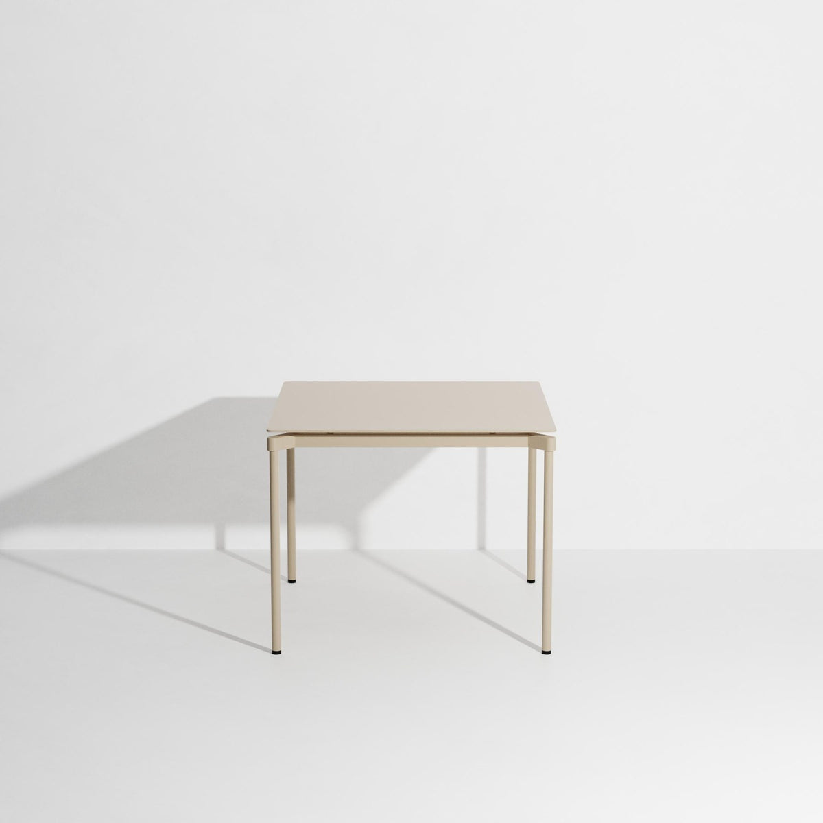 Quadratischer Gartentisch Fromme von Petite Friture aus mattiertem, grained Aluminium mit anti-UV-Pulverbeschichtung in Coral, 70x70cm, Höhe 73cm.