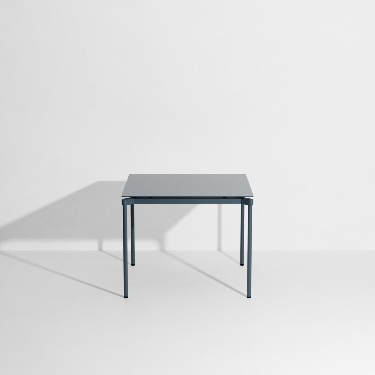 Quadratischer Gartentisch Fromme von Petite Friture aus mattiertem, grained Aluminium mit anti-UV-Pulverbeschichtung in Coral, 70x70cm, Höhe 73cm.