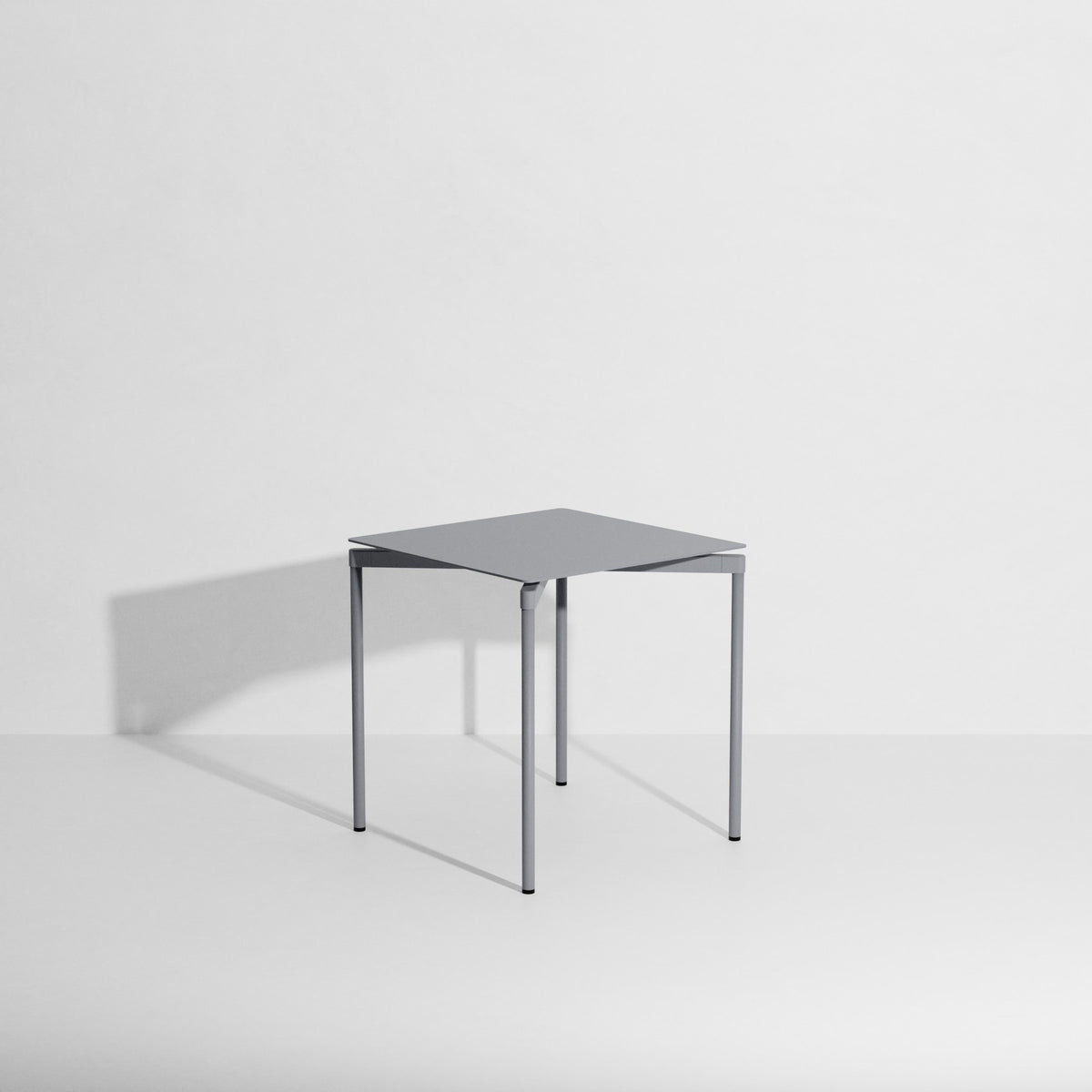 Quadratischer Gartentisch Fromme von Petite Friture aus mattiertem, grained Aluminium mit anti-UV-Pulverbeschichtung in Coral, 70x70cm, Höhe 73cm.
