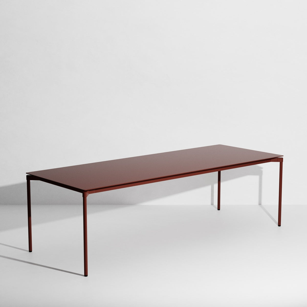 Rechteckiger Gartentisch Fromme von Petite Friture aus schwarzem, mattiertem Aluminium mit pulverbeschichteter Oberfläche.