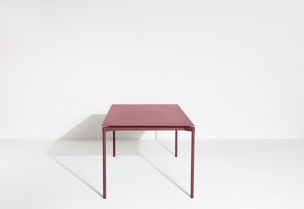 Rechteckiger Gartentisch Fromme von Petite Friture aus schwarzem, mattiertem Aluminium mit pulverbeschichteter Oberfläche.