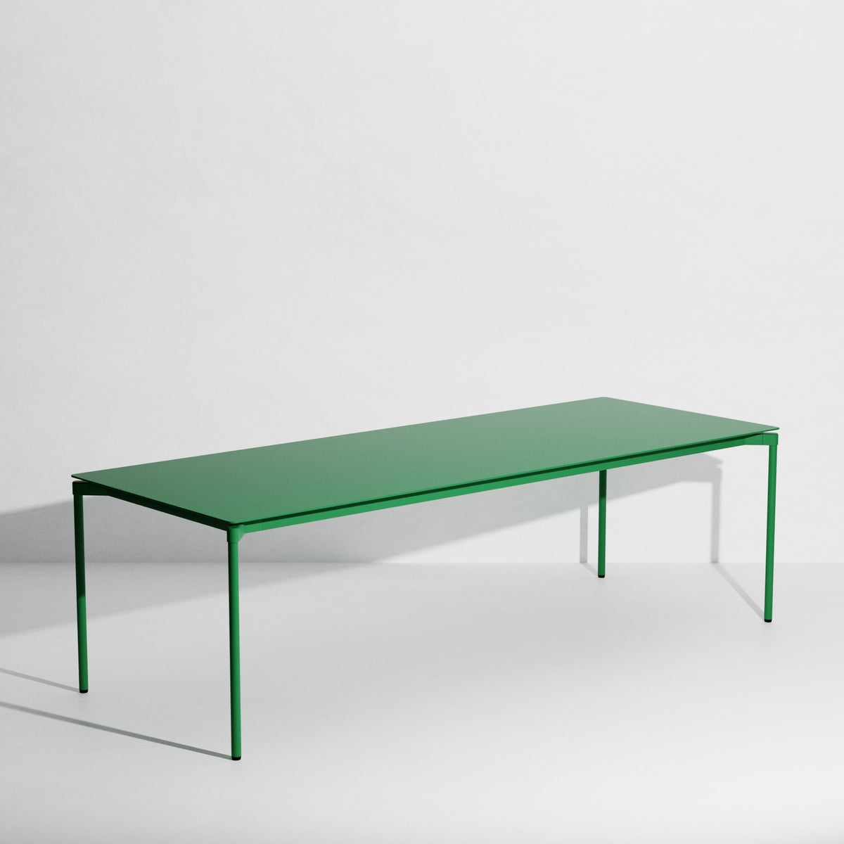 Rechteckiger Gartentisch Fromme von Petite Friture aus schwarzem, mattiertem Aluminium mit pulverbeschichteter Oberfläche.