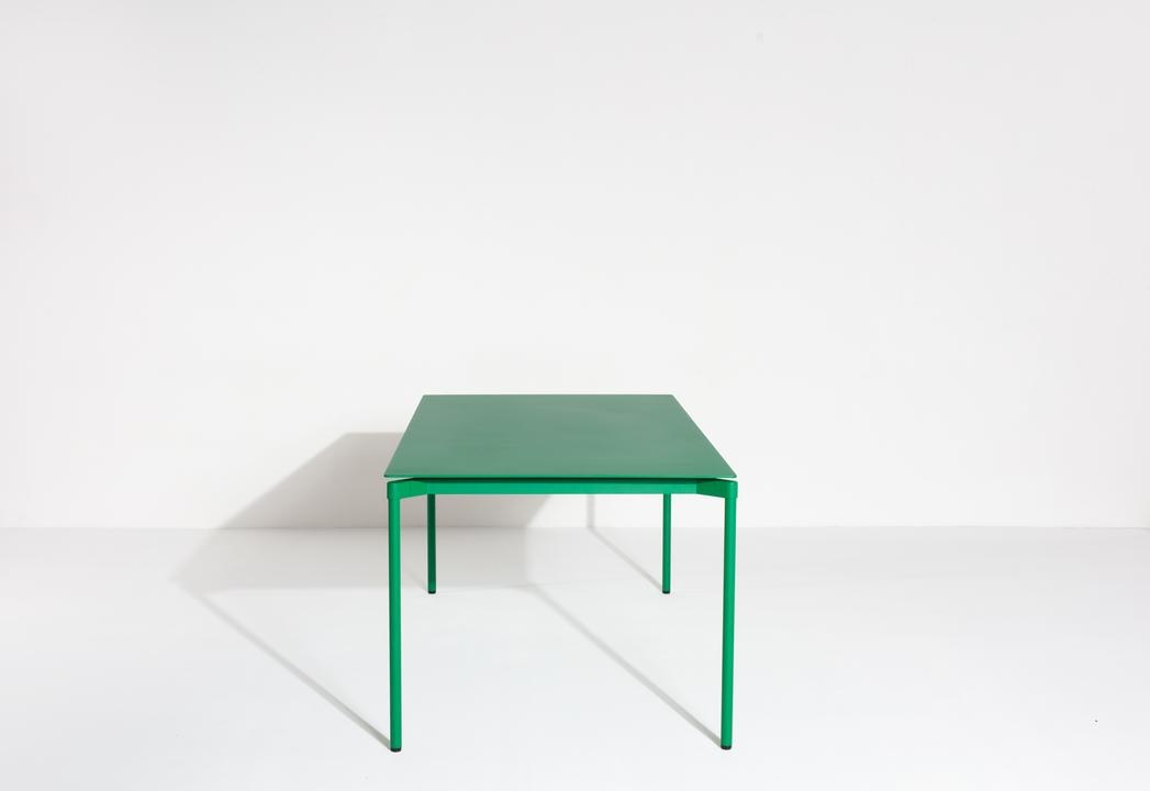 Rechteckiger Gartentisch Fromme von Petite Friture aus schwarzem, mattiertem Aluminium mit pulverbeschichteter Oberfläche.