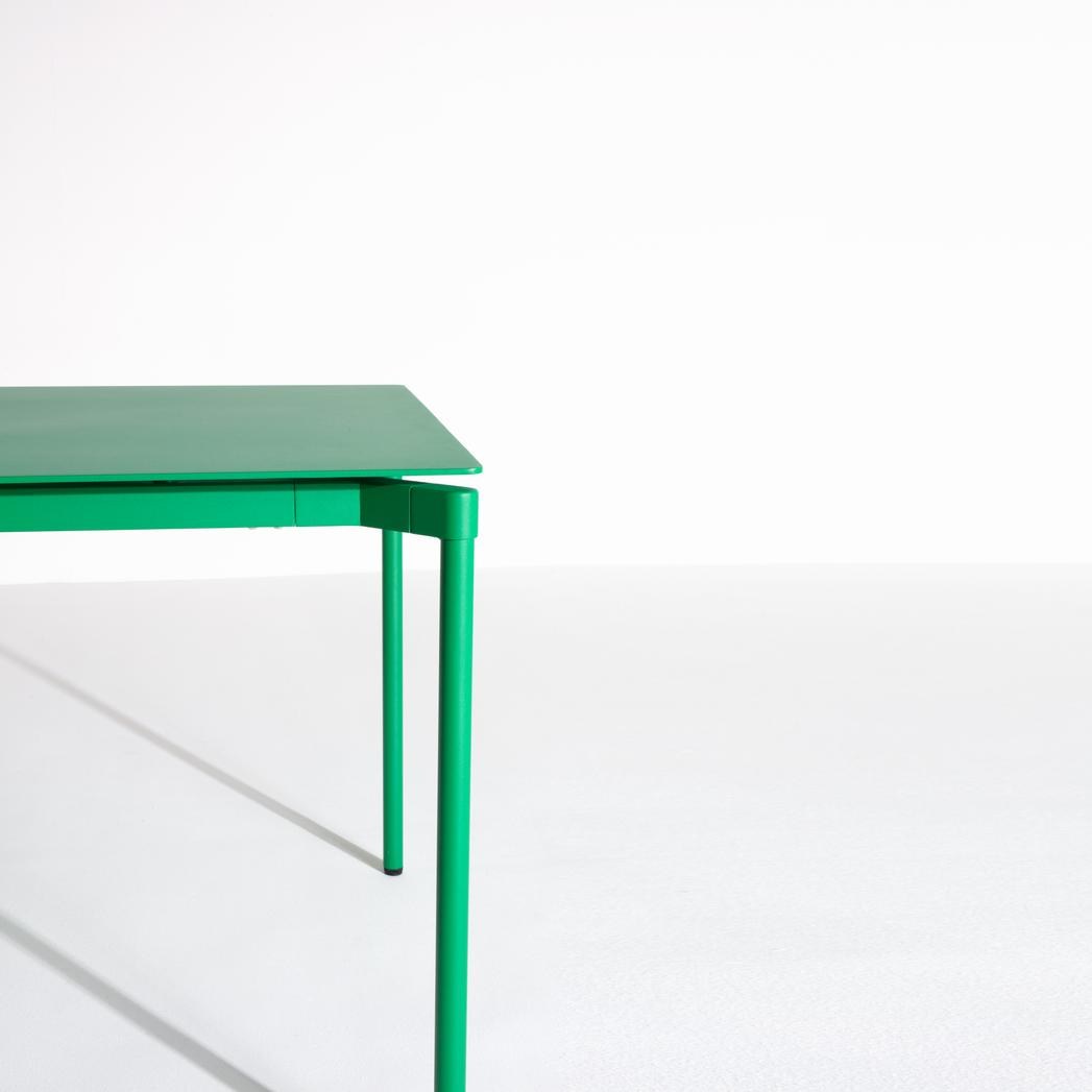 Rechteckiger Gartentisch Fromme von Petite Friture aus schwarzem, mattiertem Aluminium mit pulverbeschichteter Oberfläche.