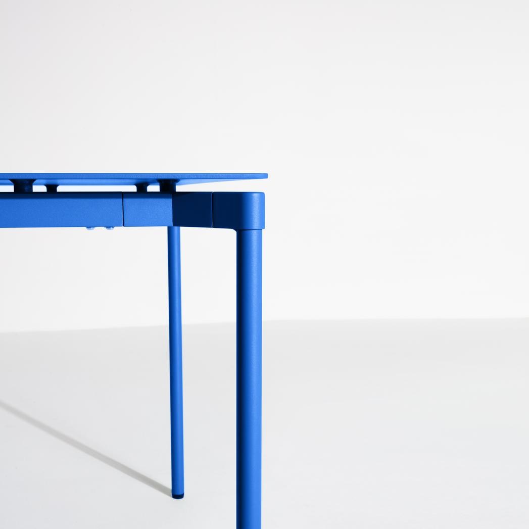 Rechteckiger Gartentisch Fromme von Petite Friture aus schwarzem, mattiertem Aluminium mit pulverbeschichteter Oberfläche.