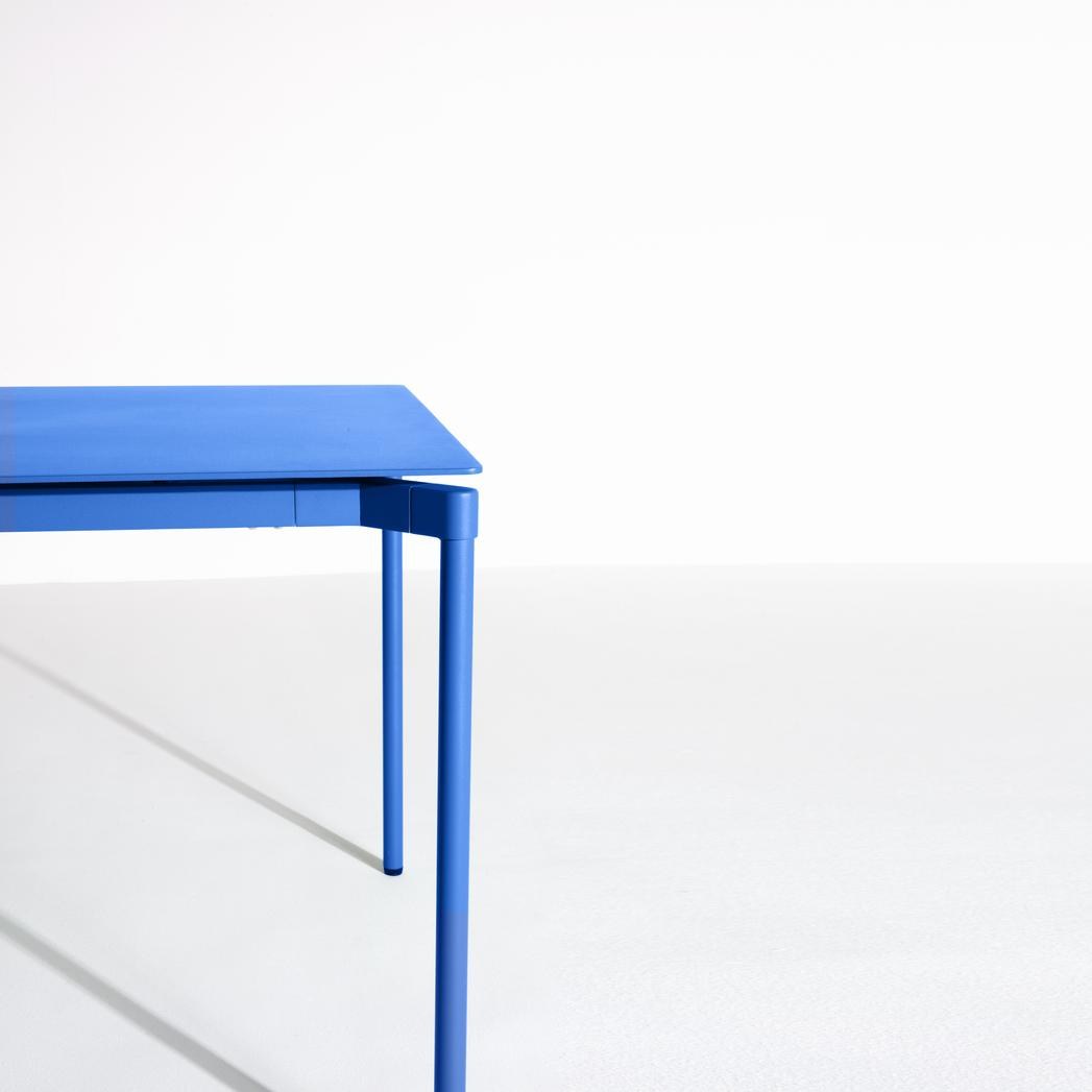 Rechteckiger Gartentisch Fromme von Petite Friture aus schwarzem, mattiertem Aluminium mit pulverbeschichteter Oberfläche.