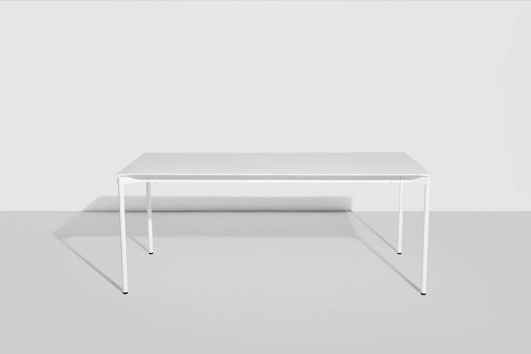 Rechteckiger Gartentisch Fromme von Petite Friture aus schwarzem, mattiertem Aluminium mit pulverbeschichteter Oberfläche.