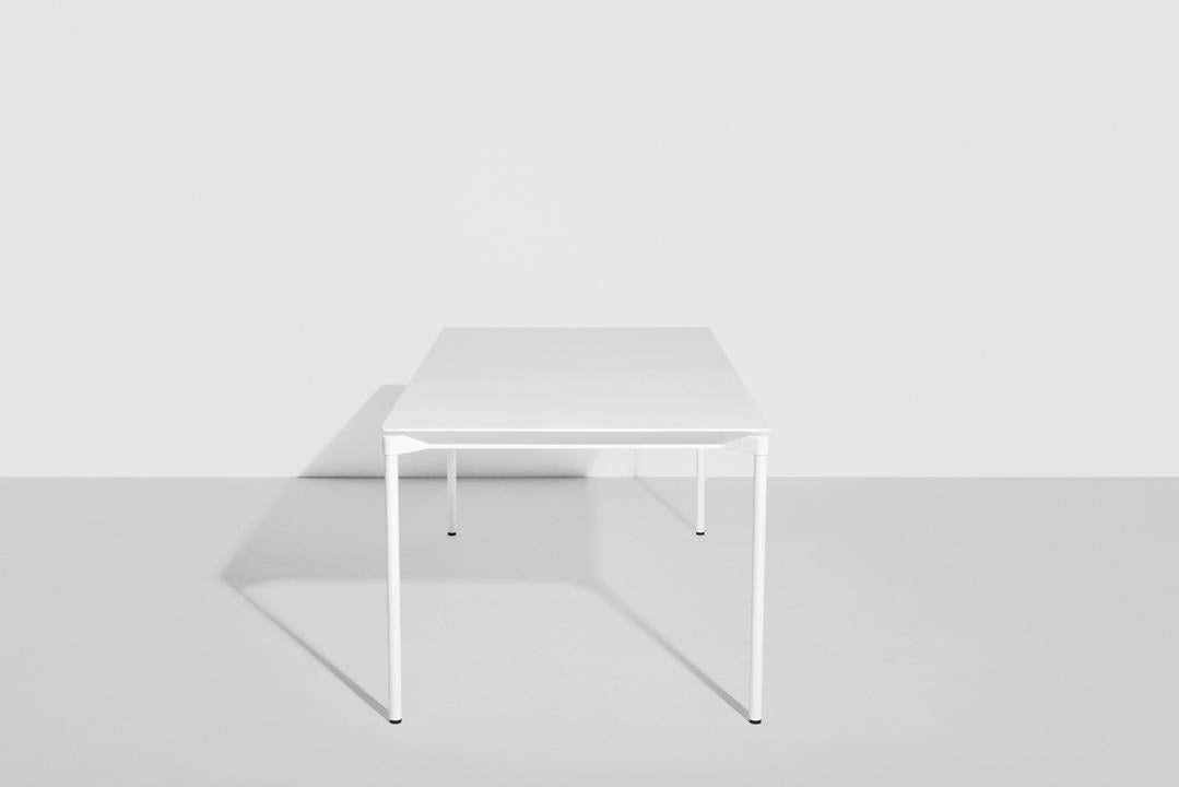 Rechteckiger Gartentisch Fromme von Petite Friture aus schwarzem, mattiertem Aluminium mit pulverbeschichteter Oberfläche.