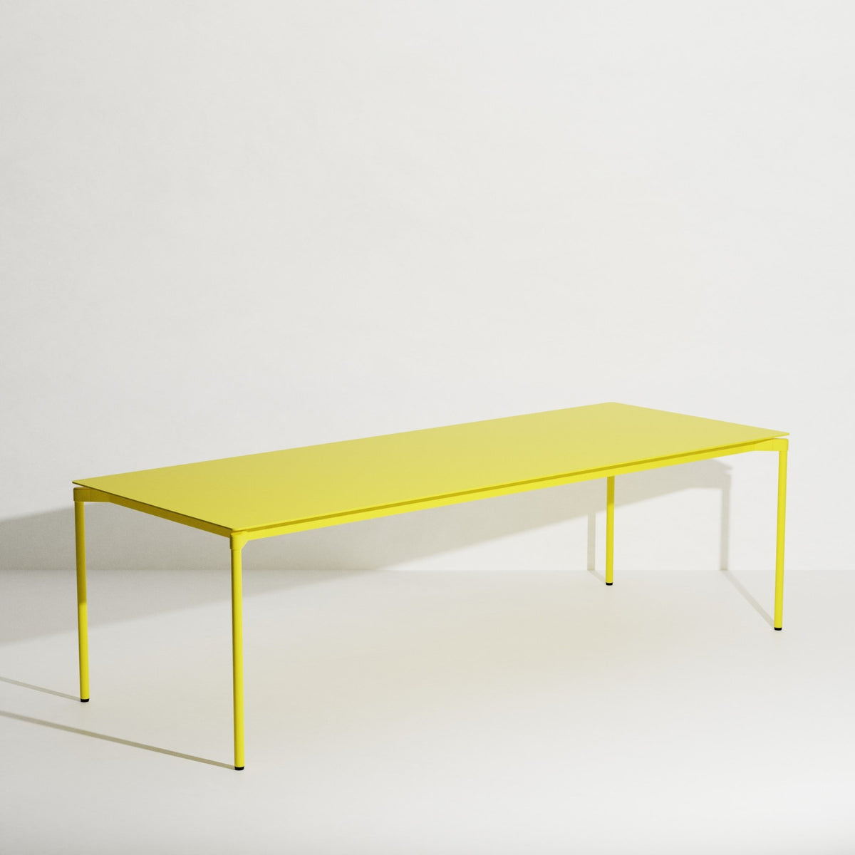 Rechteckiger Gartentisch Fromme von Petite Friture aus schwarzem, mattiertem Aluminium mit pulverbeschichteter Oberfläche.