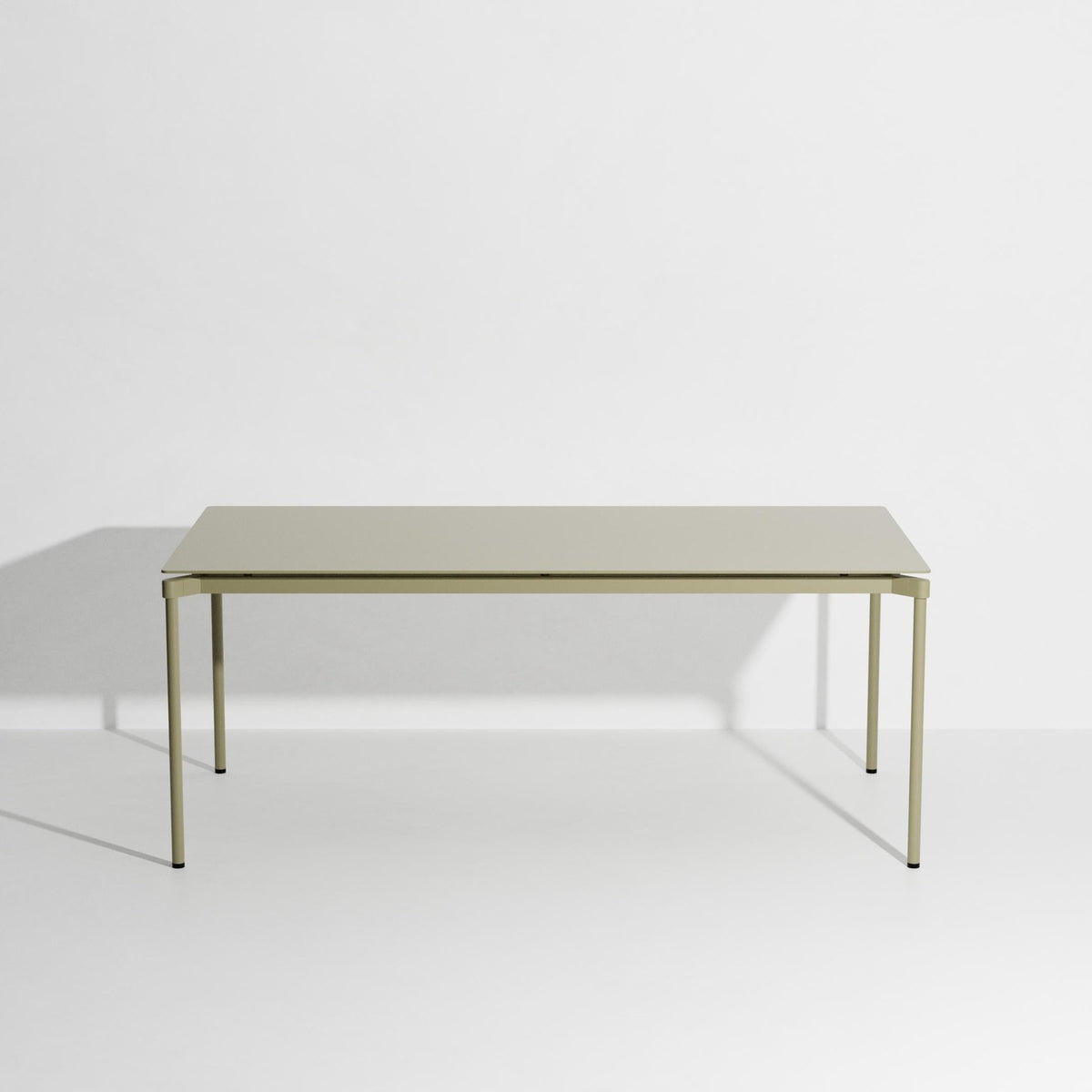 Rechteckiger Gartentisch Fromme von Petite Friture aus schwarzem, mattiertem Aluminium mit pulverbeschichteter Oberfläche.
