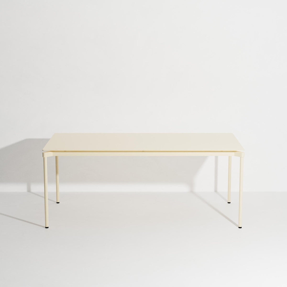 Rechteckiger Gartentisch Fromme von Petite Friture aus schwarzem, mattiertem Aluminium mit pulverbeschichteter Oberfläche.