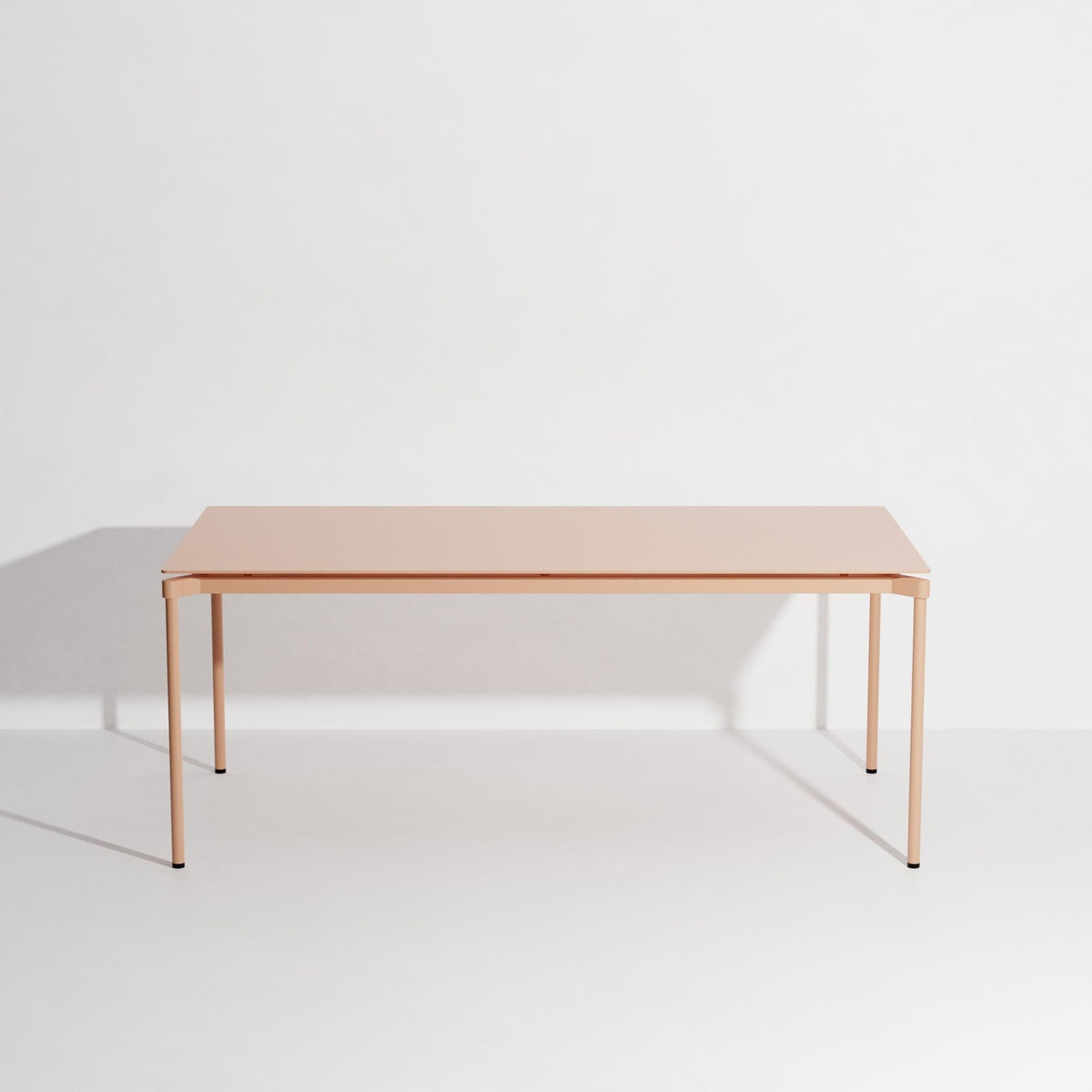 Rechteckiger Gartentisch Fromme von Petite Friture aus schwarzem, mattiertem Aluminium mit pulverbeschichteter Oberfläche.