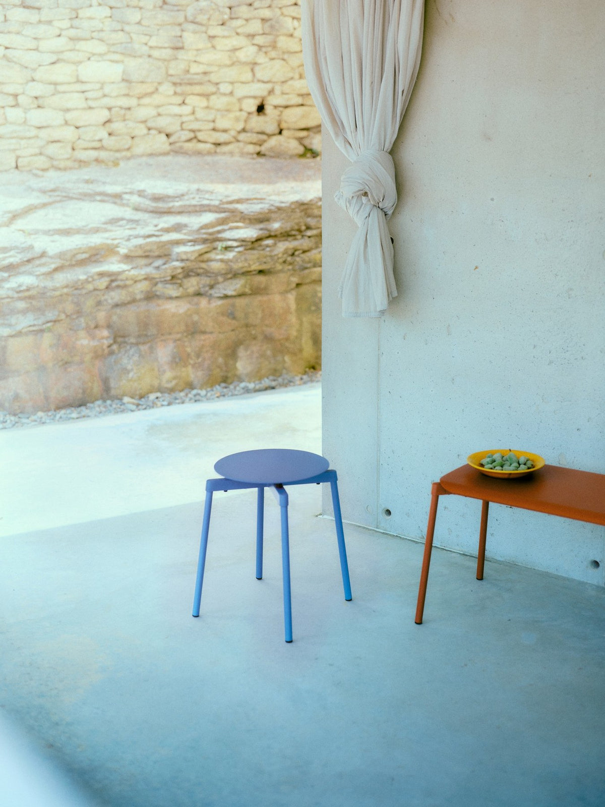 Rechteckiger Gartentisch Fromme von Petite Friture aus schwarzem, mattiertem Aluminium mit pulverbeschichteter Oberfläche.