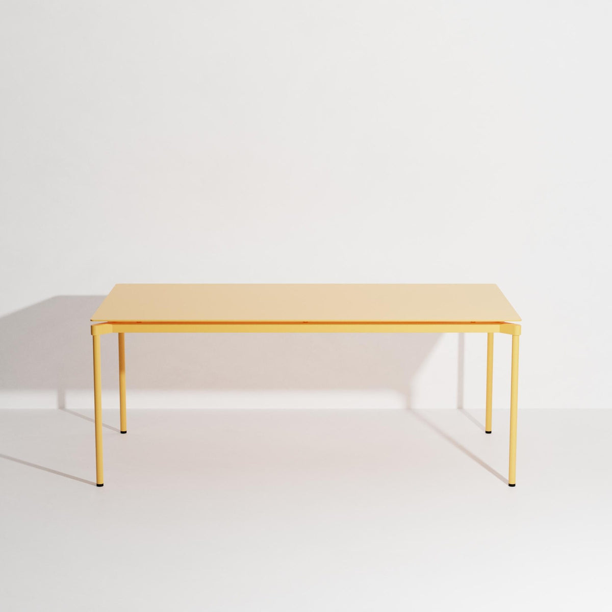 Rechteckiger Gartentisch Fromme von Petite Friture aus schwarzem, mattiertem Aluminium mit pulverbeschichteter Oberfläche.