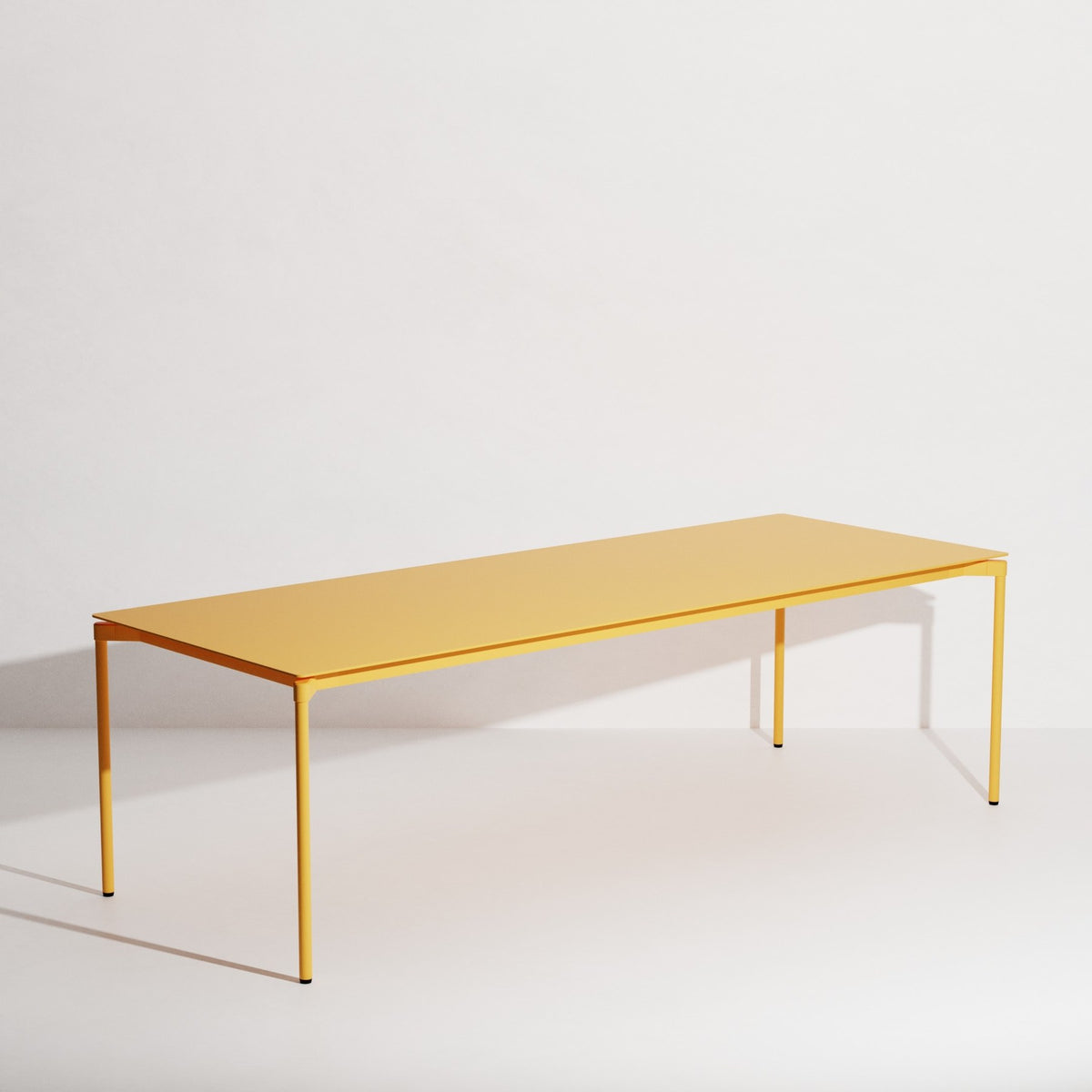Rechteckiger Gartentisch Fromme von Petite Friture aus schwarzem, mattiertem Aluminium mit pulverbeschichteter Oberfläche.