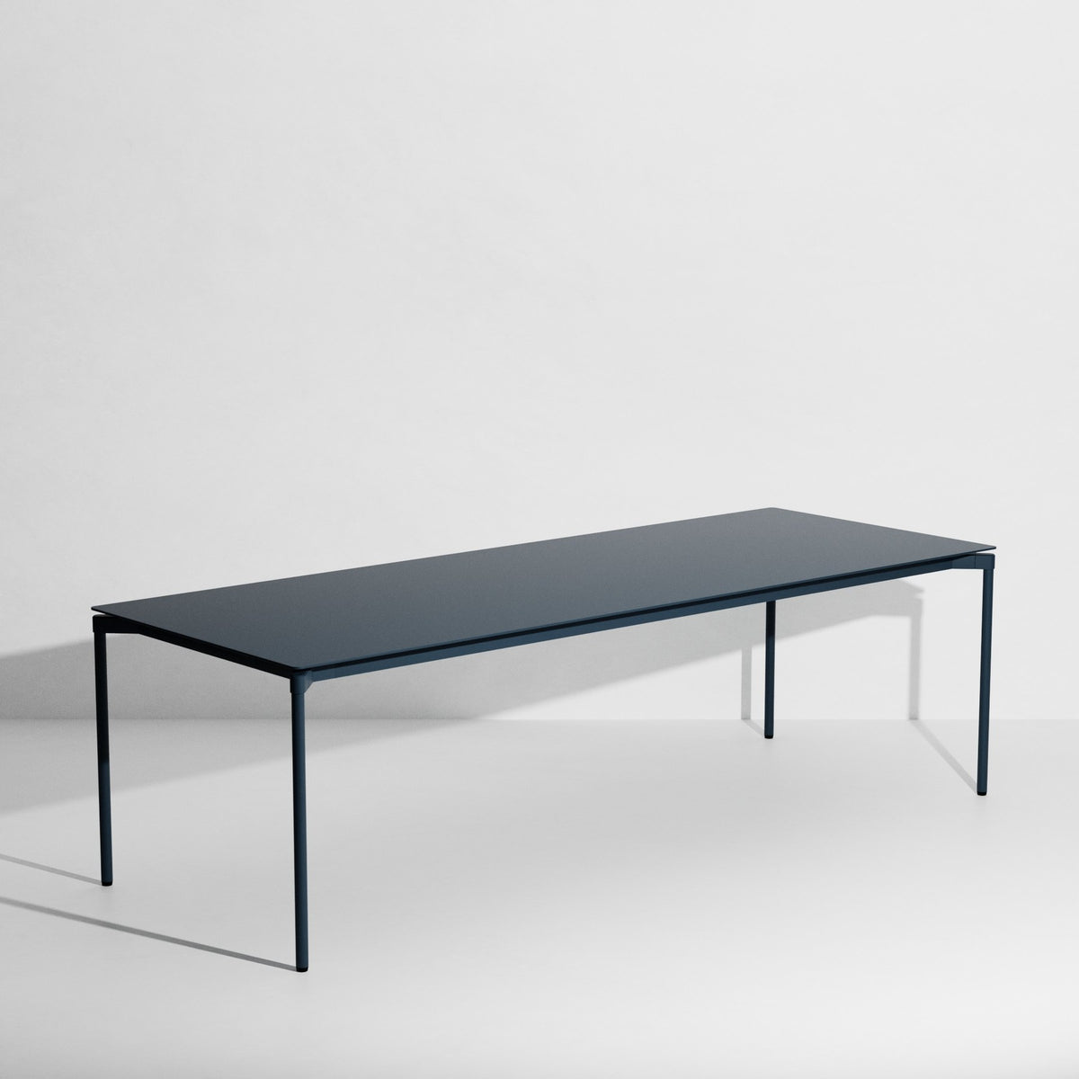 Rechteckiger Gartentisch Fromme von Petite Friture aus schwarzem, mattiertem Aluminium mit pulverbeschichteter Oberfläche.