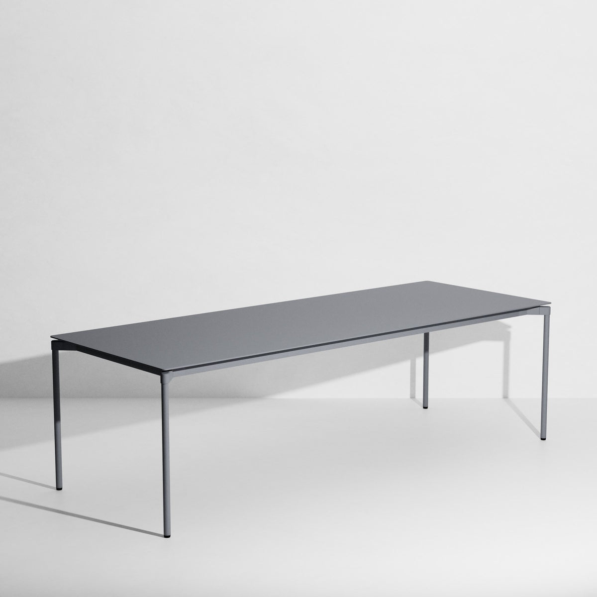 Rechteckiger Gartentisch Fromme von Petite Friture aus schwarzem, mattiertem Aluminium mit pulverbeschichteter Oberfläche.