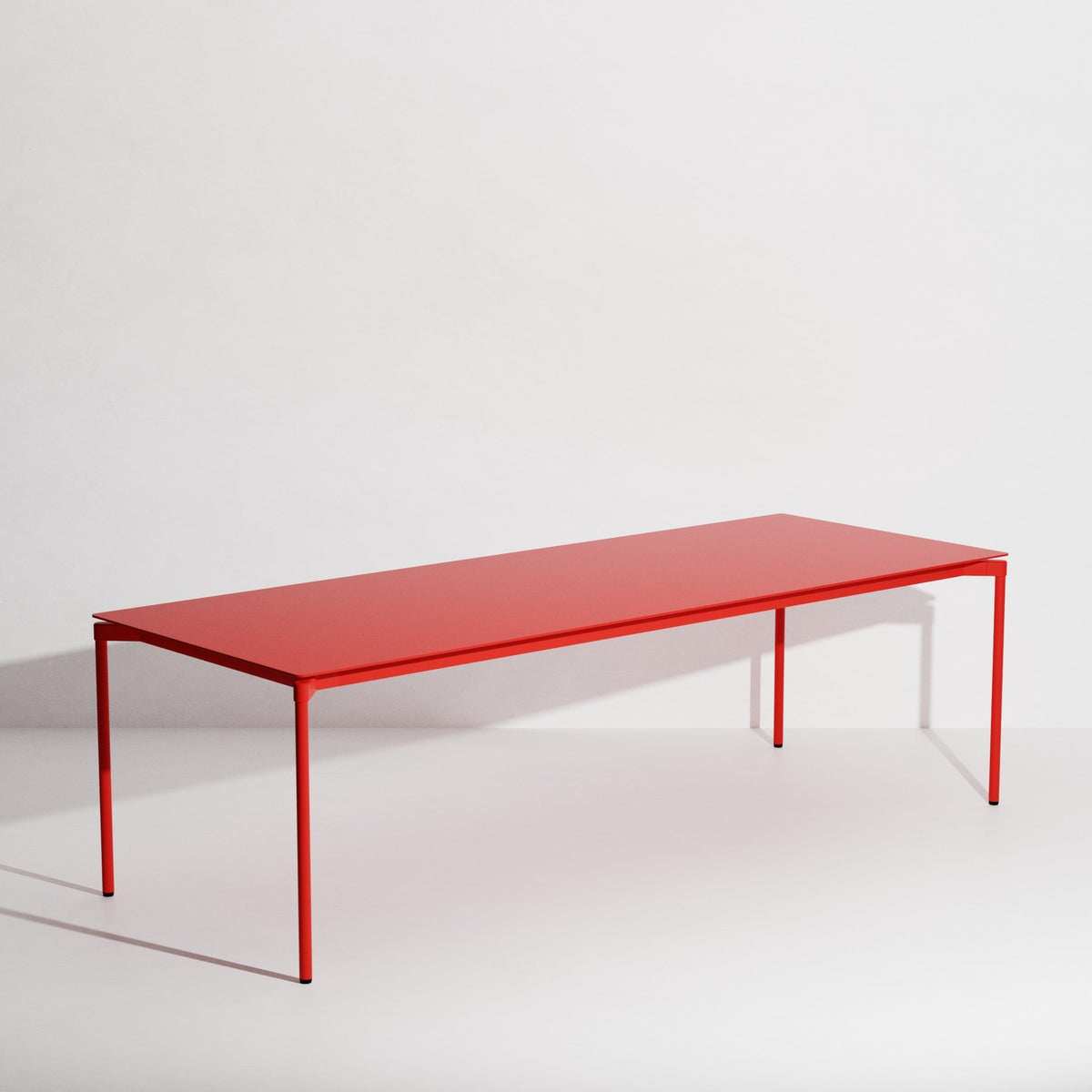 Rechteckiger Gartentisch Fromme von Petite Friture aus schwarzem, mattiertem Aluminium mit pulverbeschichteter Oberfläche.