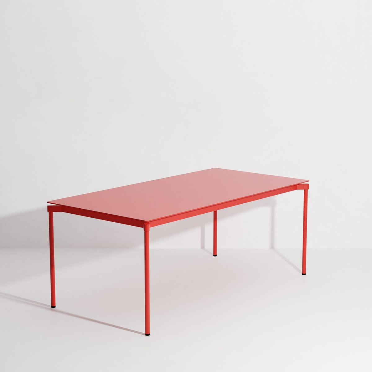 Rechteckiger Gartentisch Fromme von Petite Friture aus schwarzem, mattiertem Aluminium mit pulverbeschichteter Oberfläche.