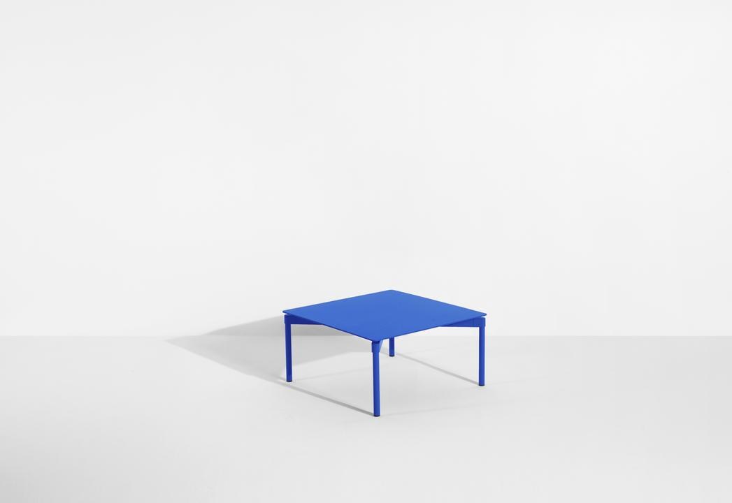 Quadratischer Couchtisch Fromme von Petite Friture aus Aluminium in Coral, mattierte Pulverbeschichtung, Grösse 70x70x35 cm, für innen und aussen.
