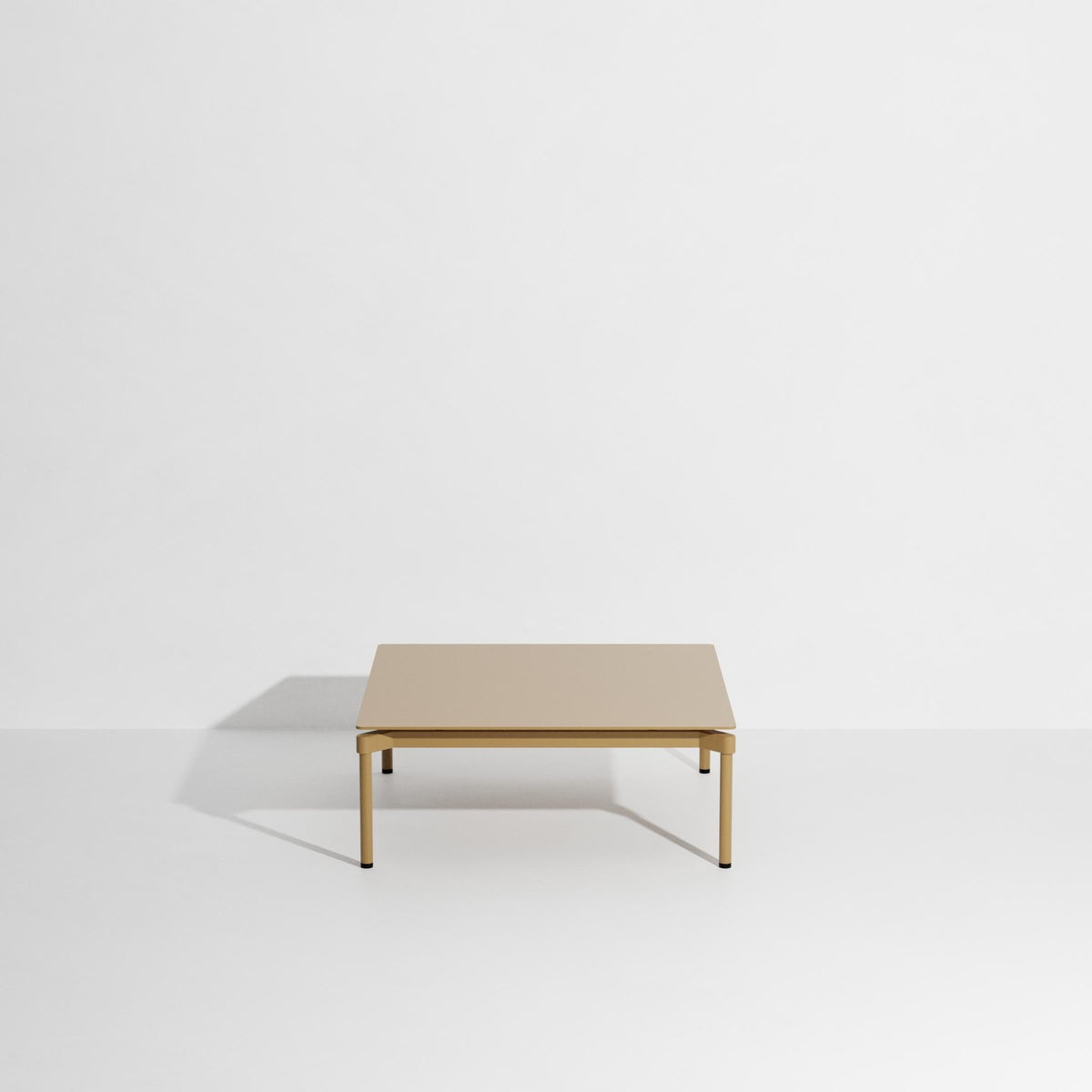 Quadratischer Couchtisch Fromme von Petite Friture aus Aluminium in Coral, mattierte Pulverbeschichtung, Grösse 70x70x35 cm, für innen und aussen.