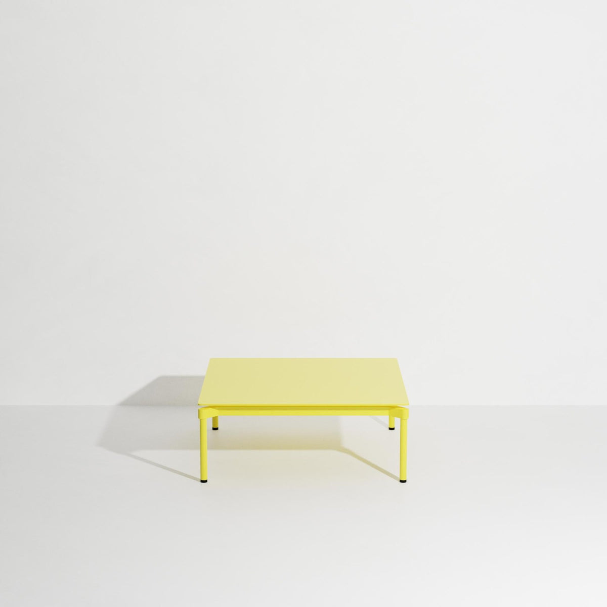 Quadratischer Couchtisch Fromme von Petite Friture aus Aluminium in Coral, mattierte Pulverbeschichtung, Grösse 70x70x35 cm, für innen und aussen.