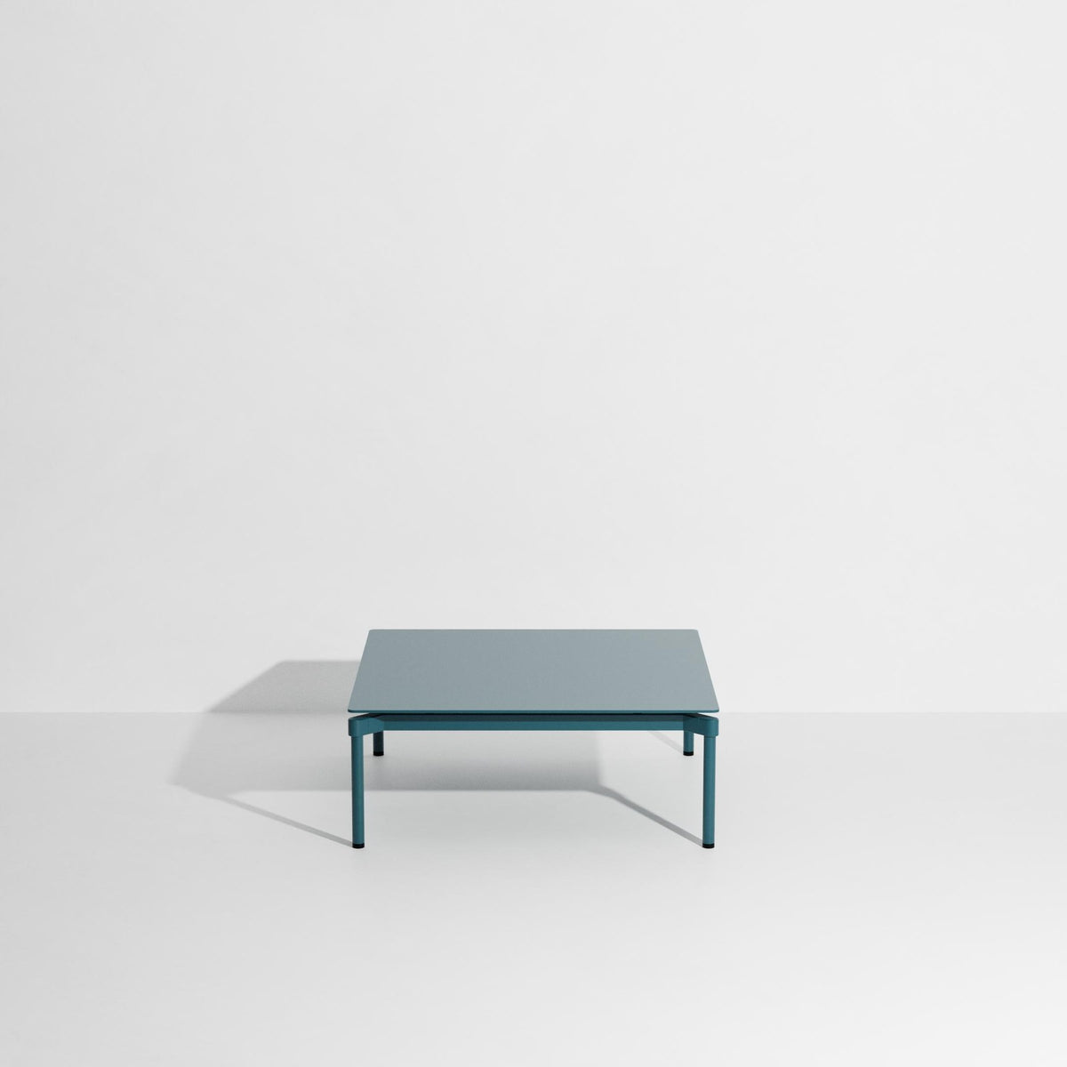 Quadratischer Couchtisch Fromme von Petite Friture aus Aluminium in Coral, mattierte Pulverbeschichtung, Grösse 70x70x35 cm, für innen und aussen.