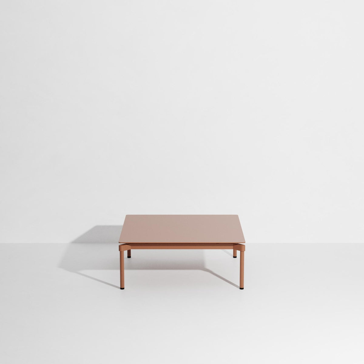 Quadratischer Couchtisch Fromme von Petite Friture aus Aluminium in Coral, mattierte Pulverbeschichtung, Grösse 70x70x35 cm, für innen und aussen.