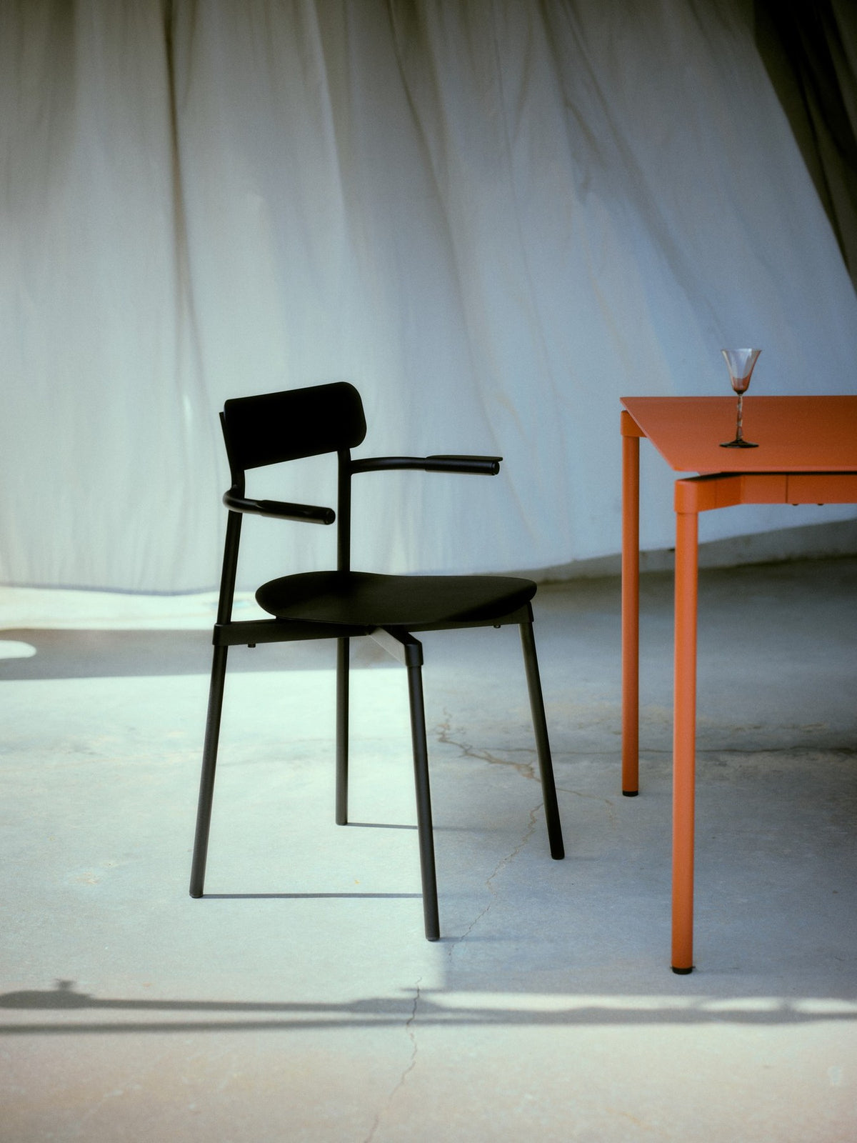 Quadratischer Couchtisch Fromme von Petite Friture aus Aluminium in Coral, mattierte Pulverbeschichtung, Grösse 70x70x35 cm, für innen und aussen.