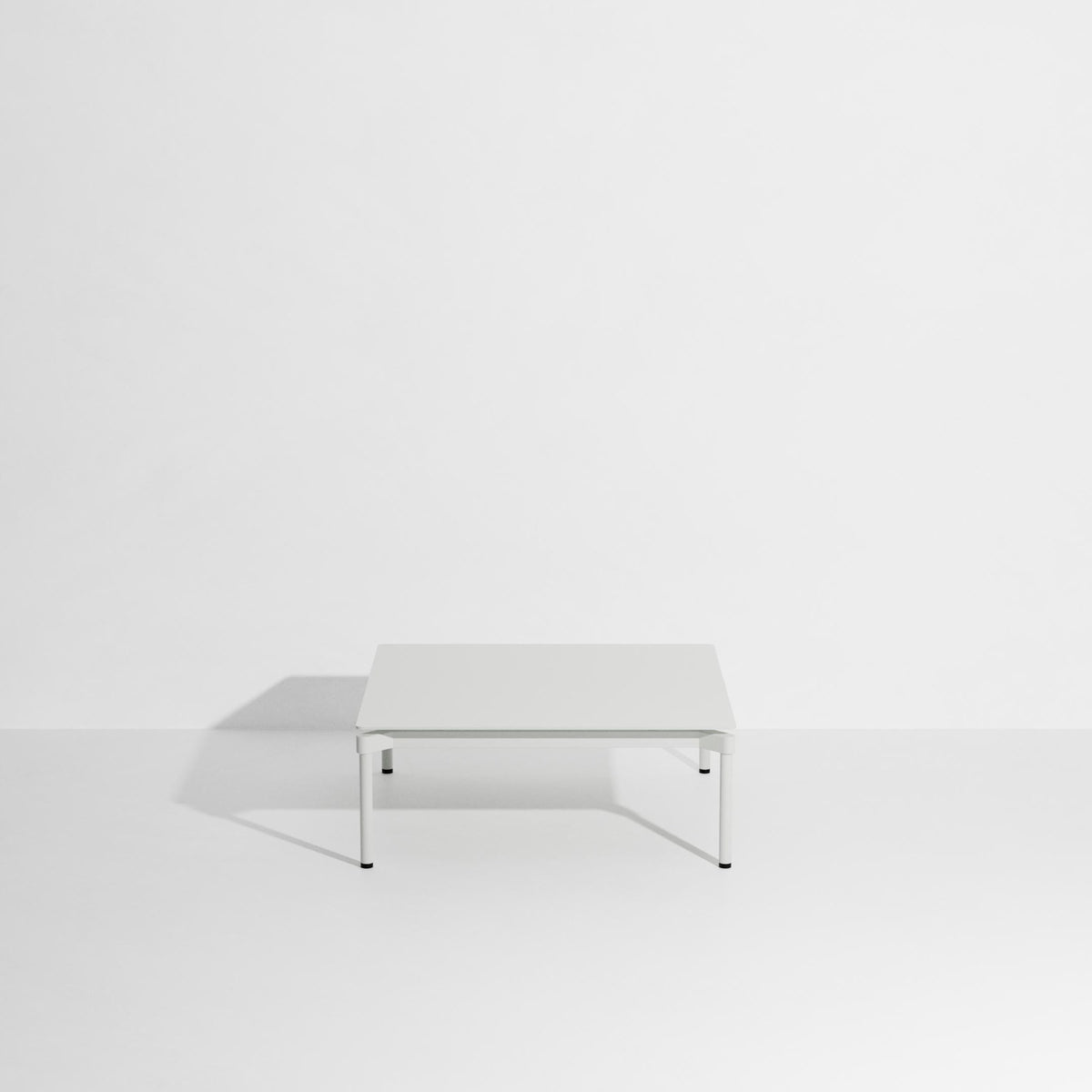 Quadratischer Couchtisch Fromme von Petite Friture aus Aluminium in Coral, mattierte Pulverbeschichtung, Grösse 70x70x35 cm, für innen und aussen.