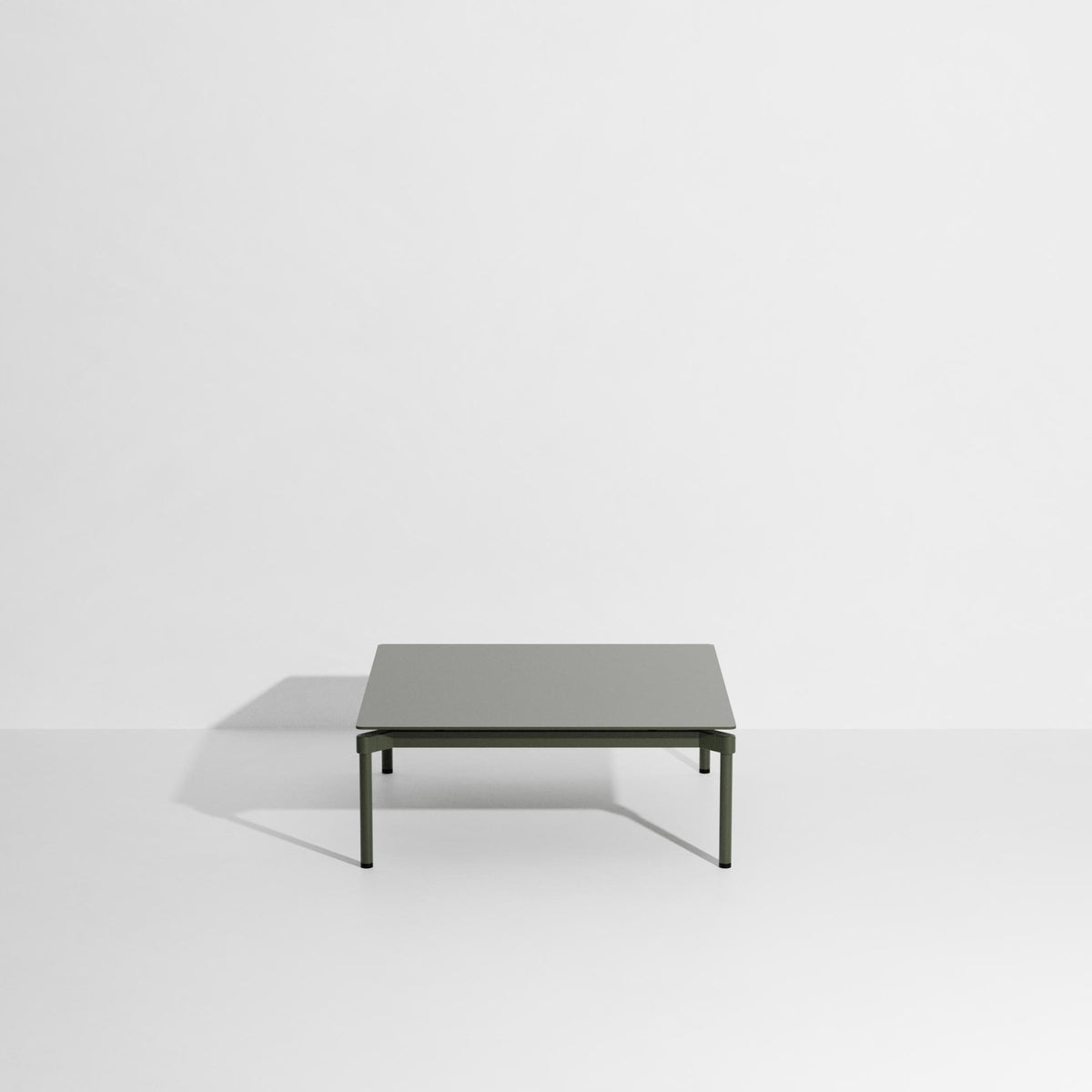 Quadratischer Couchtisch Fromme von Petite Friture aus Aluminium in Coral, mattierte Pulverbeschichtung, Grösse 70x70x35 cm, für innen und aussen.