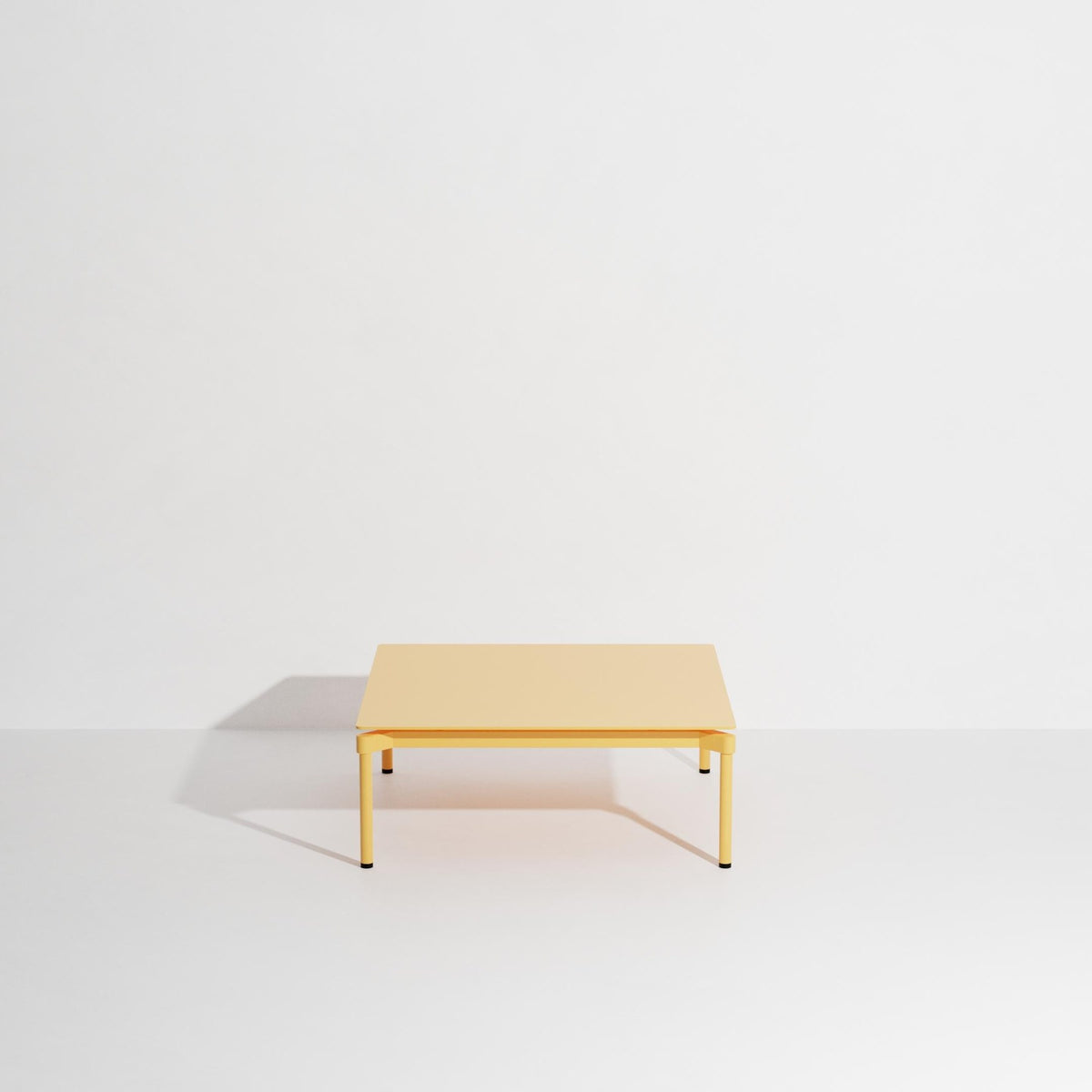 Quadratischer Couchtisch Fromme von Petite Friture aus Aluminium in Coral, mattierte Pulverbeschichtung, Grösse 70x70x35 cm, für innen und aussen.