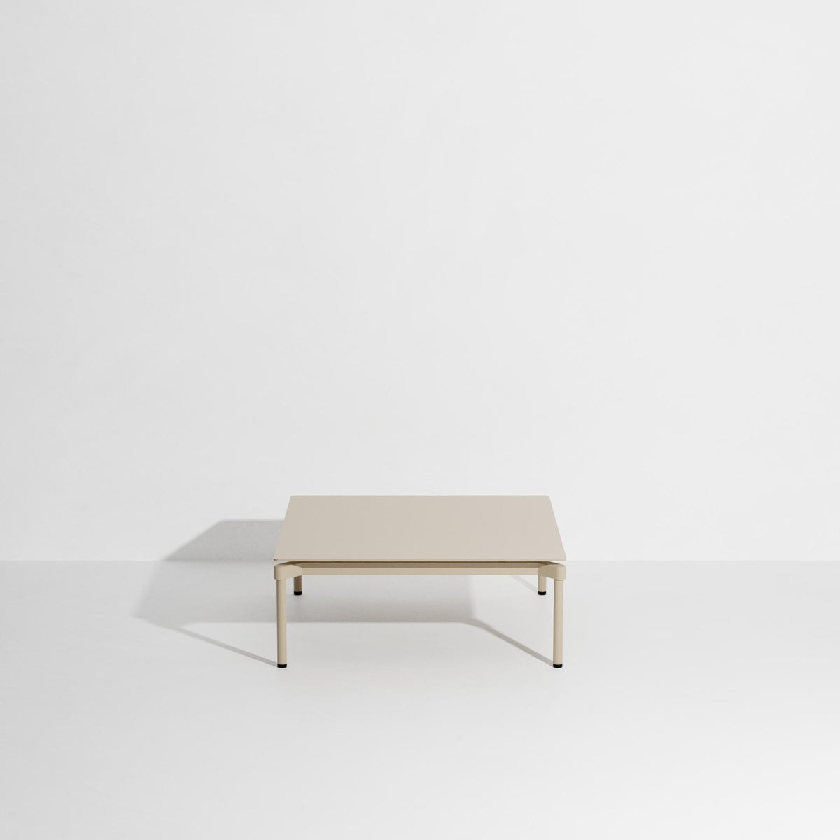 Quadratischer Couchtisch Fromme von Petite Friture aus Aluminium in Coral, mattierte Pulverbeschichtung, Grösse 70x70x35 cm, für innen und aussen.