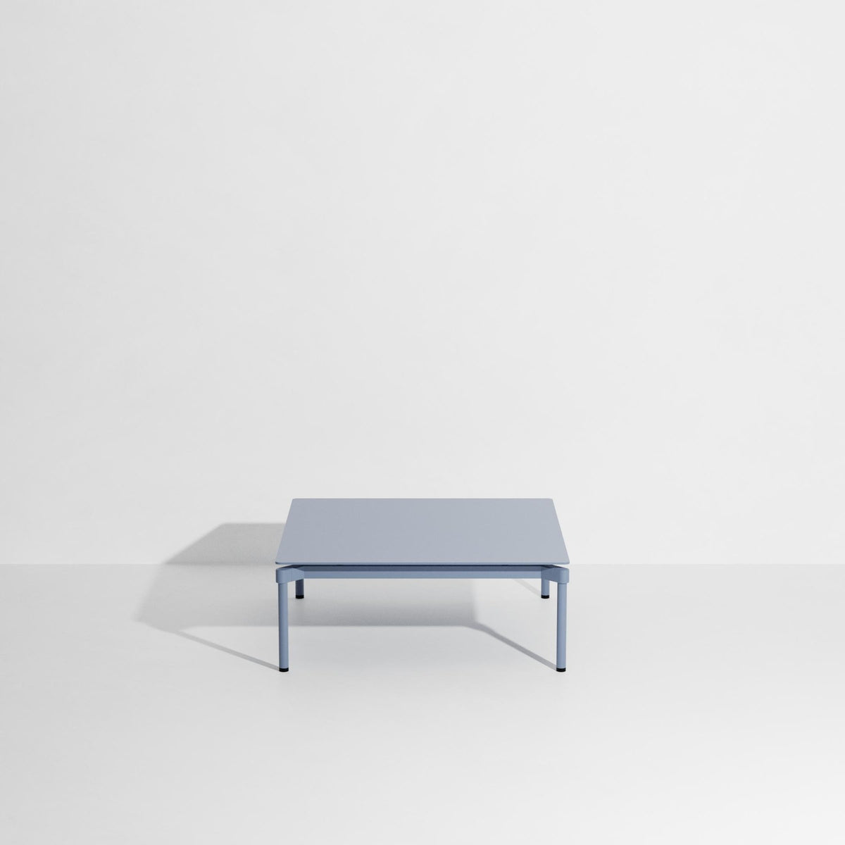 Quadratischer Couchtisch Fromme von Petite Friture aus Aluminium in Coral, mattierte Pulverbeschichtung, Grösse 70x70x35 cm, für innen und aussen.