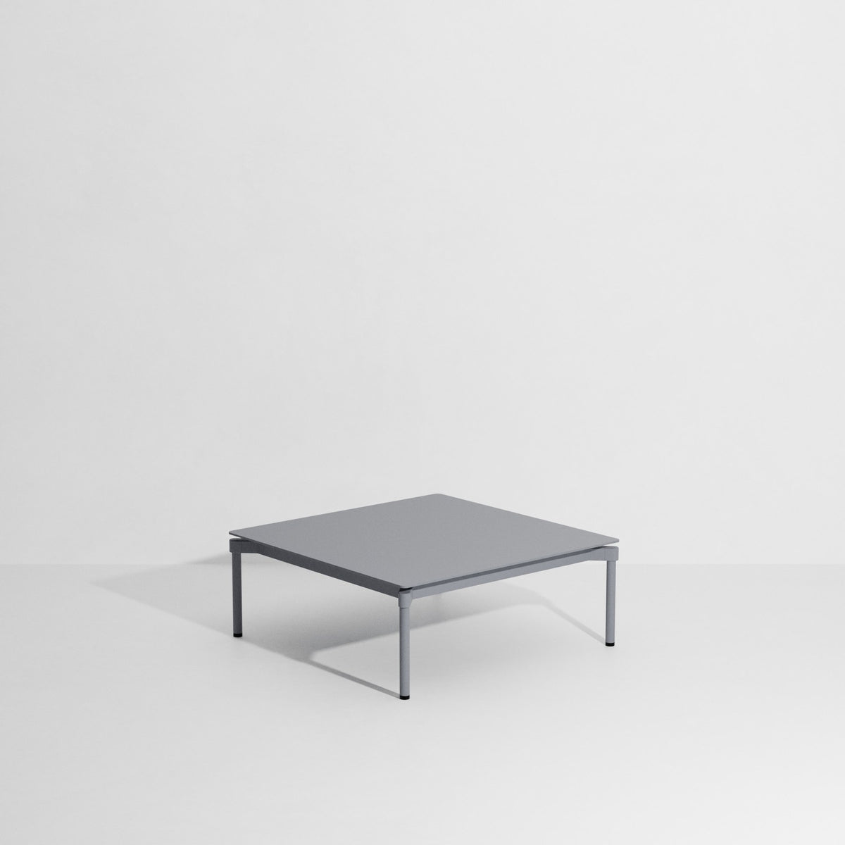 Quadratischer Couchtisch Fromme von Petite Friture aus Aluminium in Coral, mattierte Pulverbeschichtung, Grösse 70x70x35 cm, für innen und aussen.