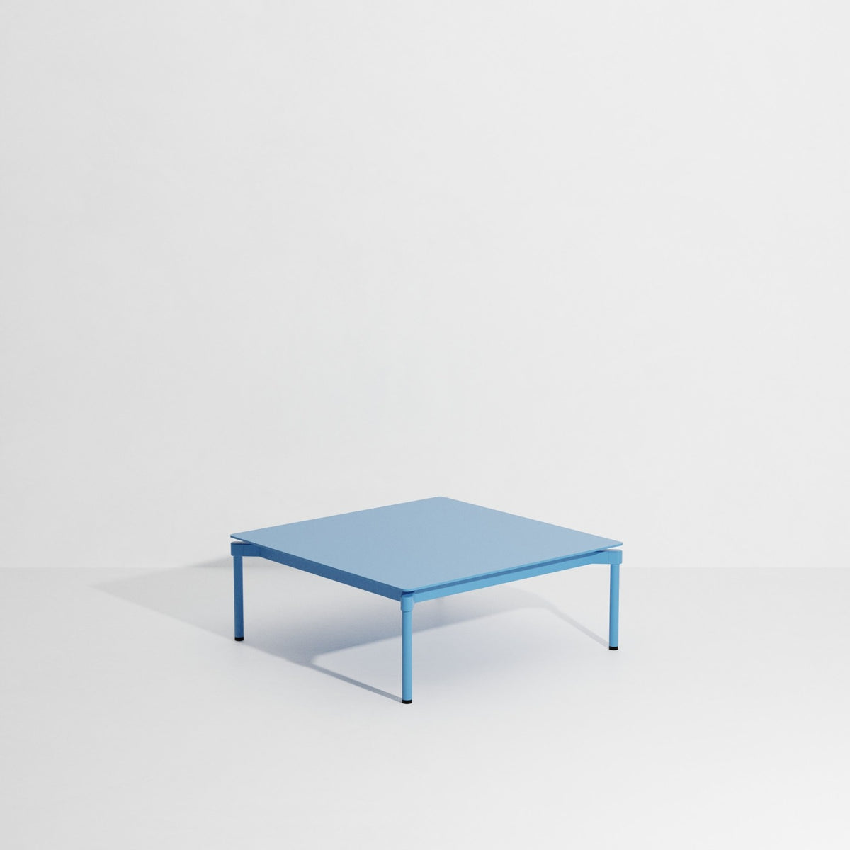 Quadratischer Couchtisch Fromme von Petite Friture aus Aluminium in Coral, mattierte Pulverbeschichtung, Grösse 70x70x35 cm, für innen und aussen.