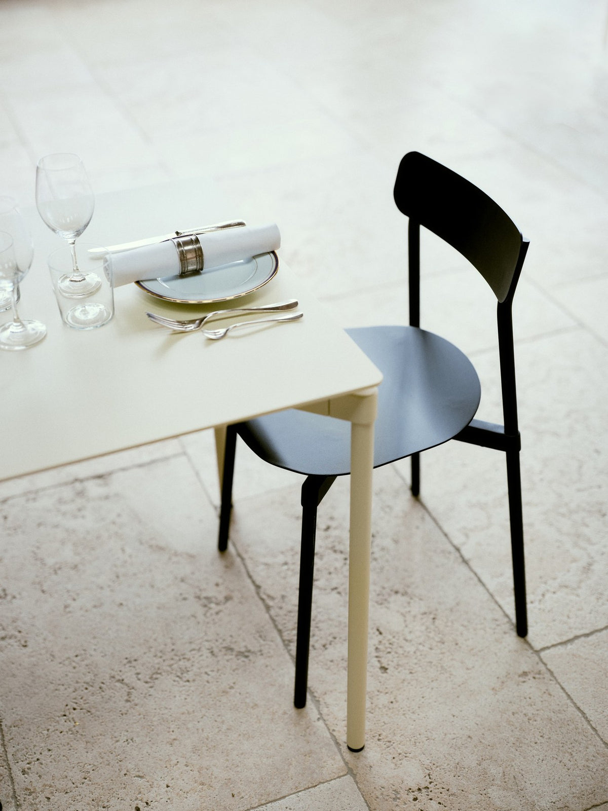 Barhocker Fromme aus Aluminium mit mattierter Pulverbeschichtung, schlanke stromlinienförmige Form, Sitzhöhe 75cm, Design von Tom Chung.
