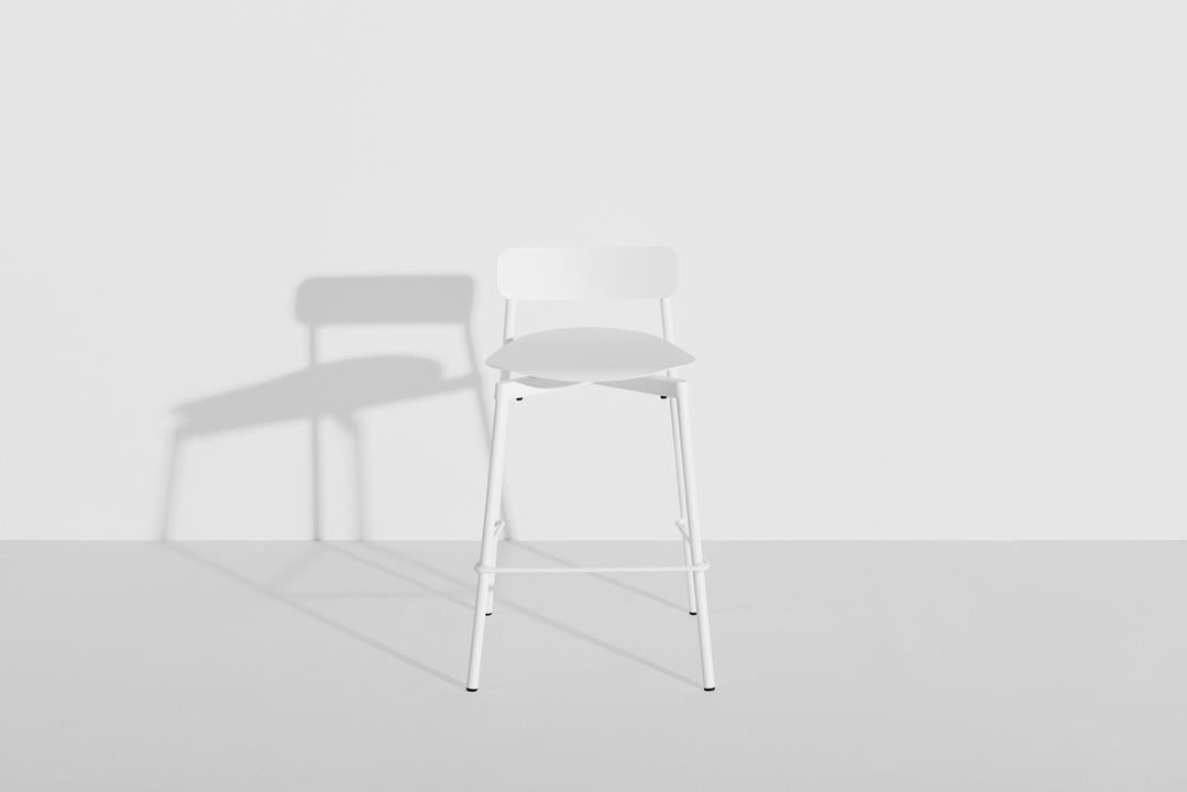Barhocker Fromme aus Aluminium mit mattierter Pulverbeschichtung, schlanke stromlinienförmige Form, Sitzhöhe 75cm, Design von Tom Chung.
