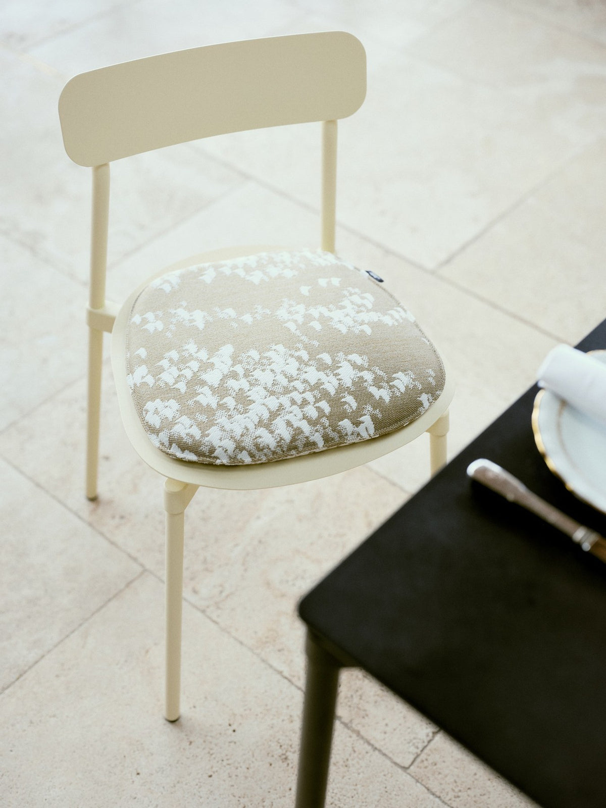 Barhocker Fromme aus Aluminium mit mattierter Pulverbeschichtung, schlanke stromlinienförmige Form, Sitzhöhe 75cm, Design von Tom Chung.
