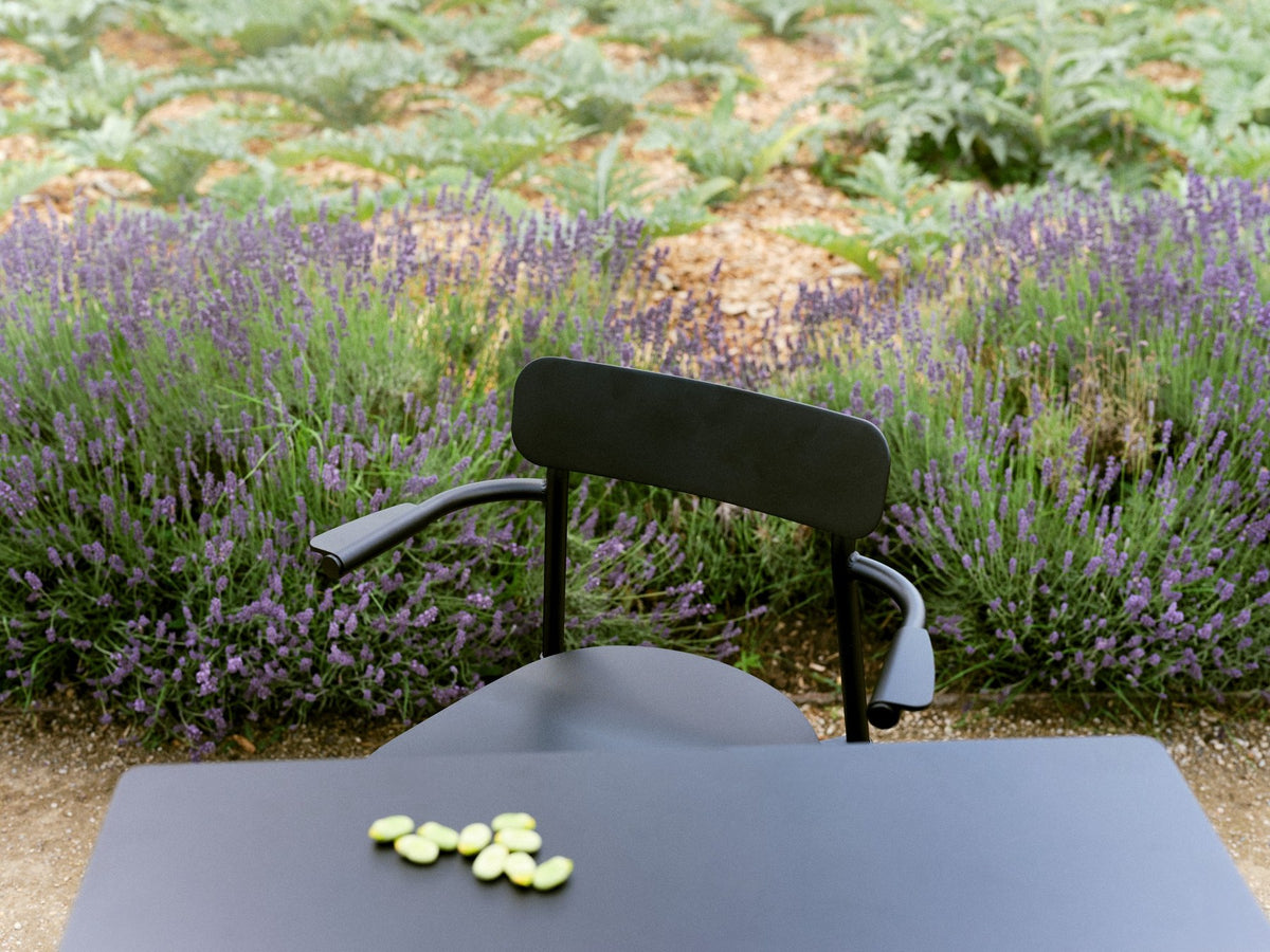 Barhocker Fromme aus schwarzem Aluminium mit mattierter, grained anti-UV-Pulverbeschichtung, schlanke Silhouette, Sitzhöhe 65cm.