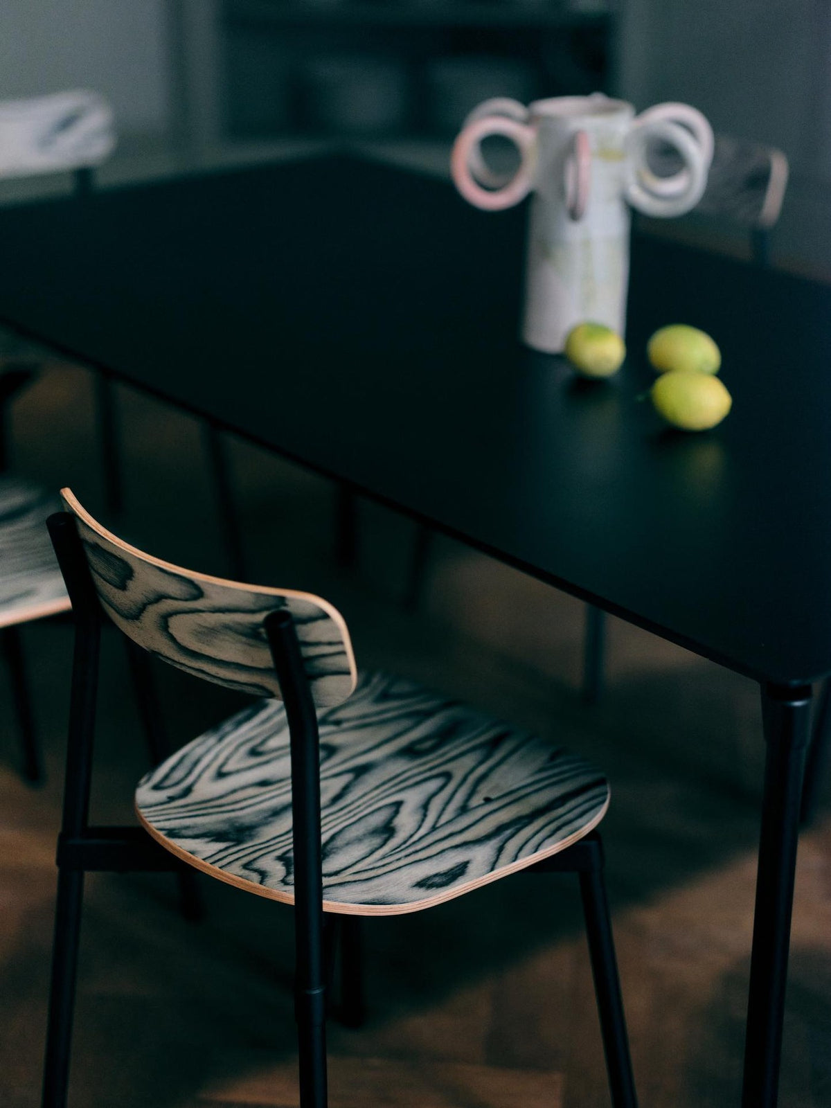 Aluminium-Gartenbank Fromme von Petite Friture in Schwarz mit schlanker, stromlinienförmiger Form und mattierter Pulverbeschichtung.