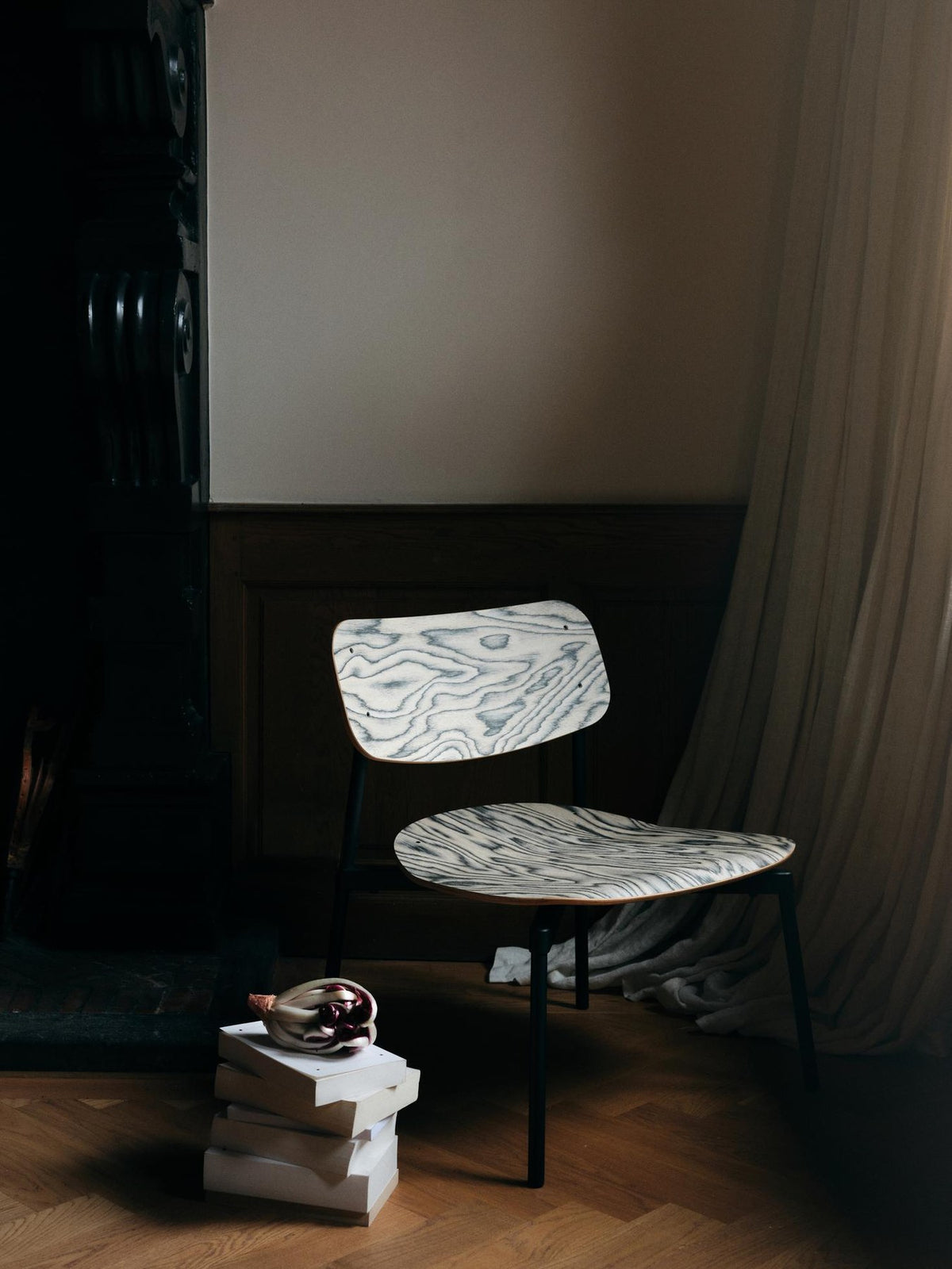 Aluminium-Gartenbank Fromme von Petite Friture in Schwarz mit schlanker, stromlinienförmiger Form und mattierter Pulverbeschichtung.