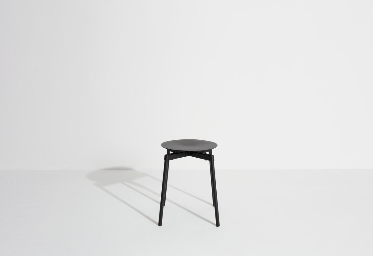 Aluminium-Hocker Fromme in Steingrau mit mattierter, grained anti-UV-Pulverbeschichtung, kompakte Form für den Outdoor-Einsatz.