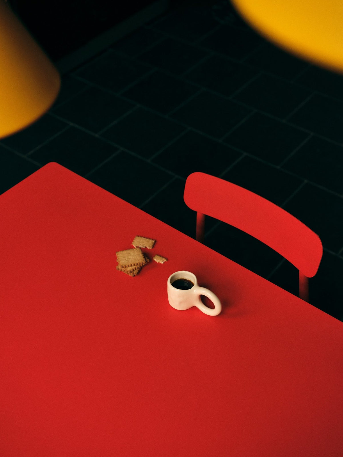 Zwei Espressotassen aus Tonwaren in Pistazie mit glänzender Glasur und donutförmigem Henkel, handwerklicher Look, von Petite Friture