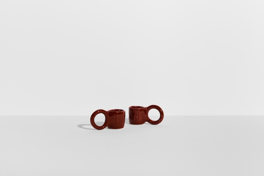 Zwei Espressotassen aus Tonwaren in Pistazie mit glänzender Glasur und donutförmigem Henkel, handwerklicher Look, von Petite Friture