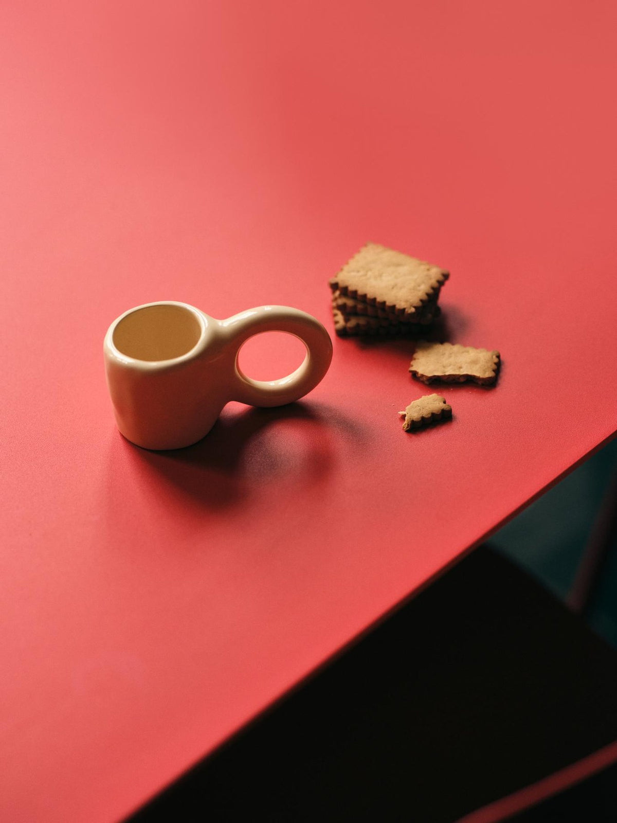 Keramiktasse Donut in Pistazie mit glasierter Oberfläche und donutförmigem Henkel, mittlere Grösse, handwerklicher Look, auf hellem Hintergrund.