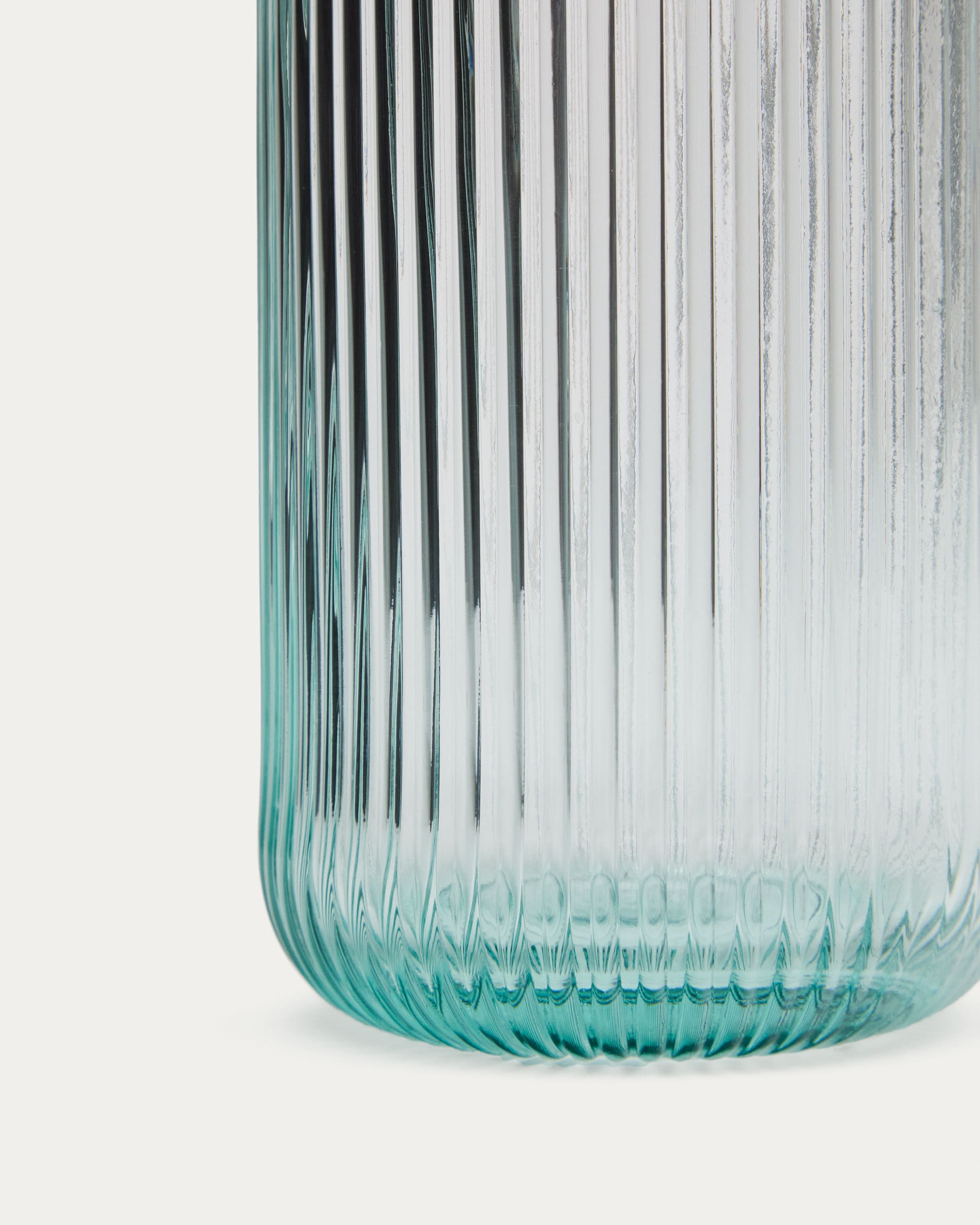 Milma Krug aus transparentem Recyclingglas in Klar präsentiert im Onlineshop von KAQTU Design AG. Krug ist von Kave Home