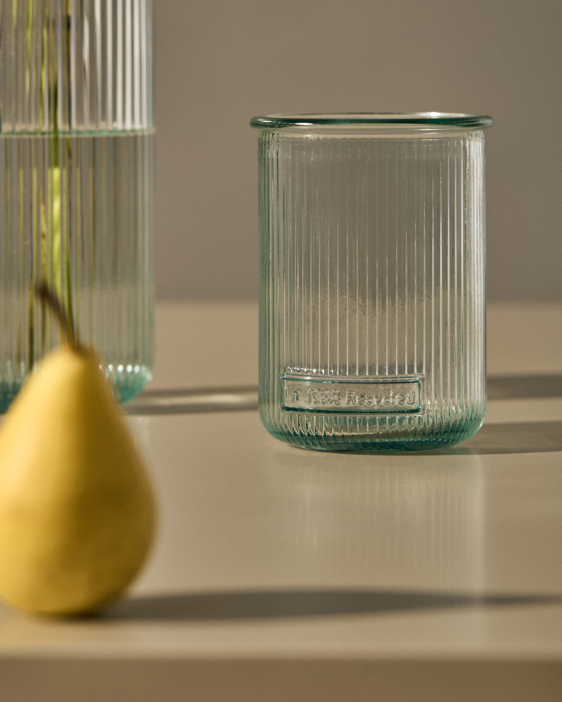 Milma Krug aus transparentem Recyclingglas in Klar präsentiert im Onlineshop von KAQTU Design AG. Krug ist von Kave Home