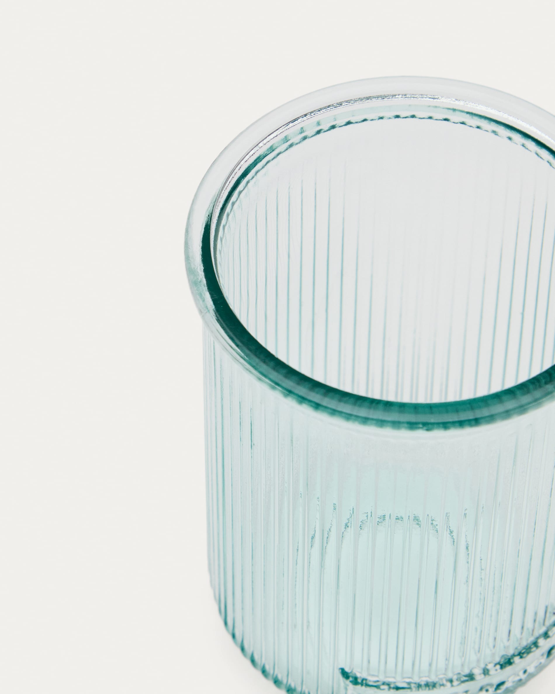 Das Milma Glas von Kave Home aus recyceltem Glas bietet nachhaltige Eleganz und umweltfreundliches Design für Ihr Zuhause.